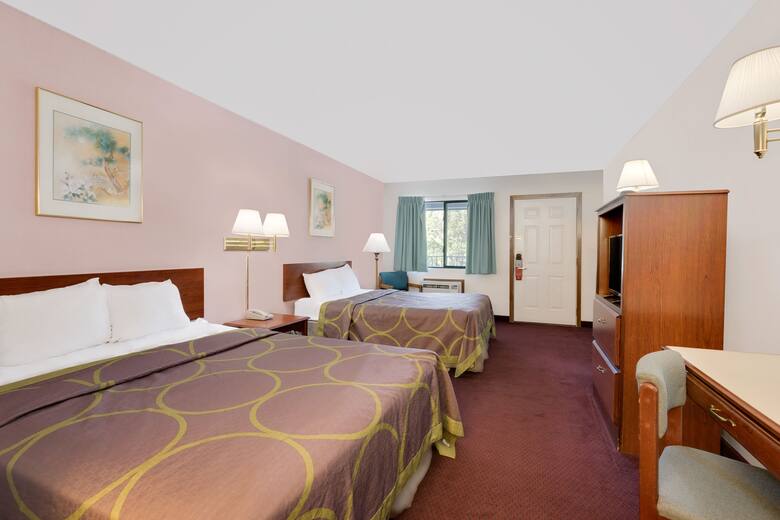 Guest room at the Super 8 Keystone/Mt. Rushmore in Keystone, South Dakota