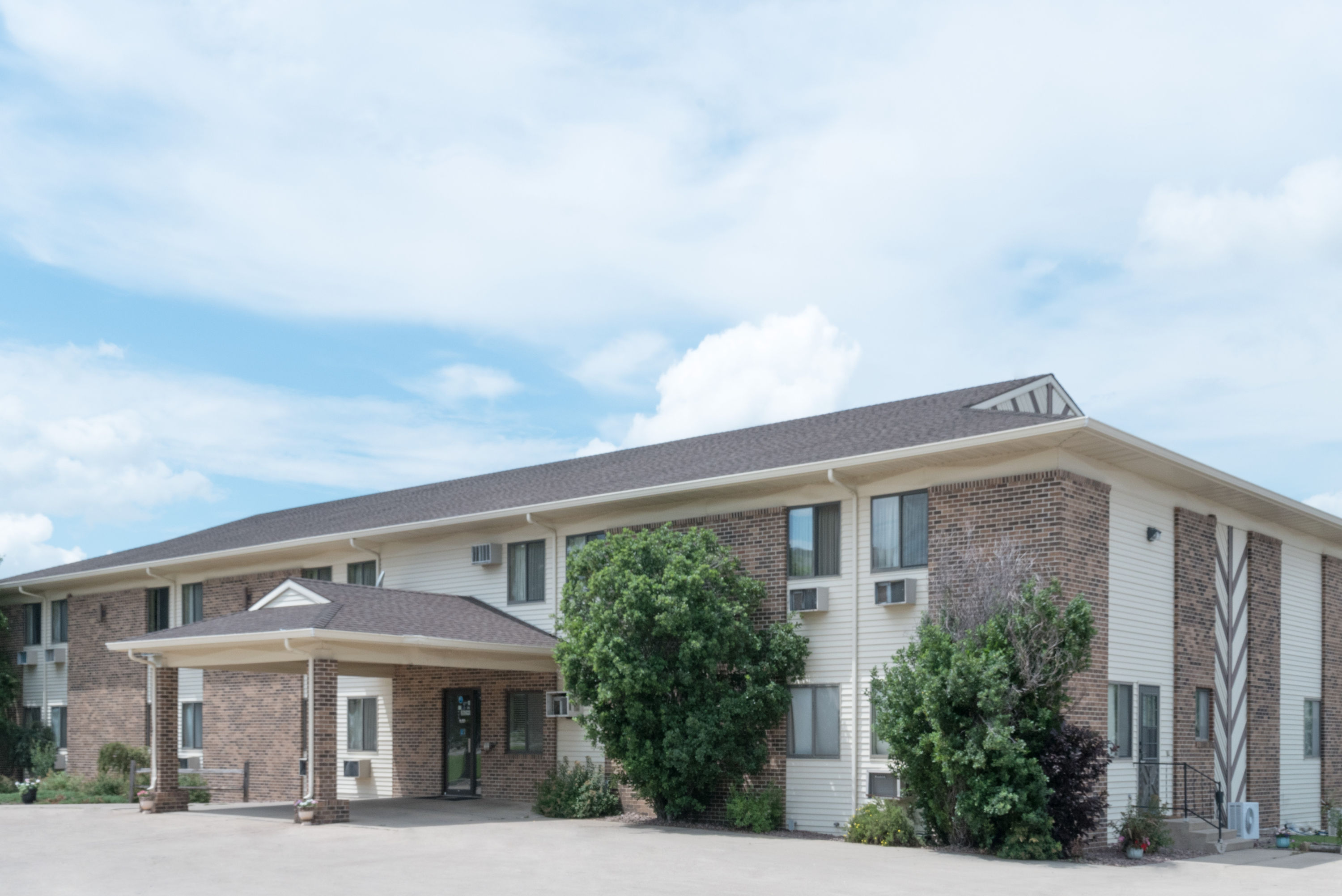 Exterior Day Image of Super 8 by Wyndham Milbank SD hotel in Milbank, South Dakota