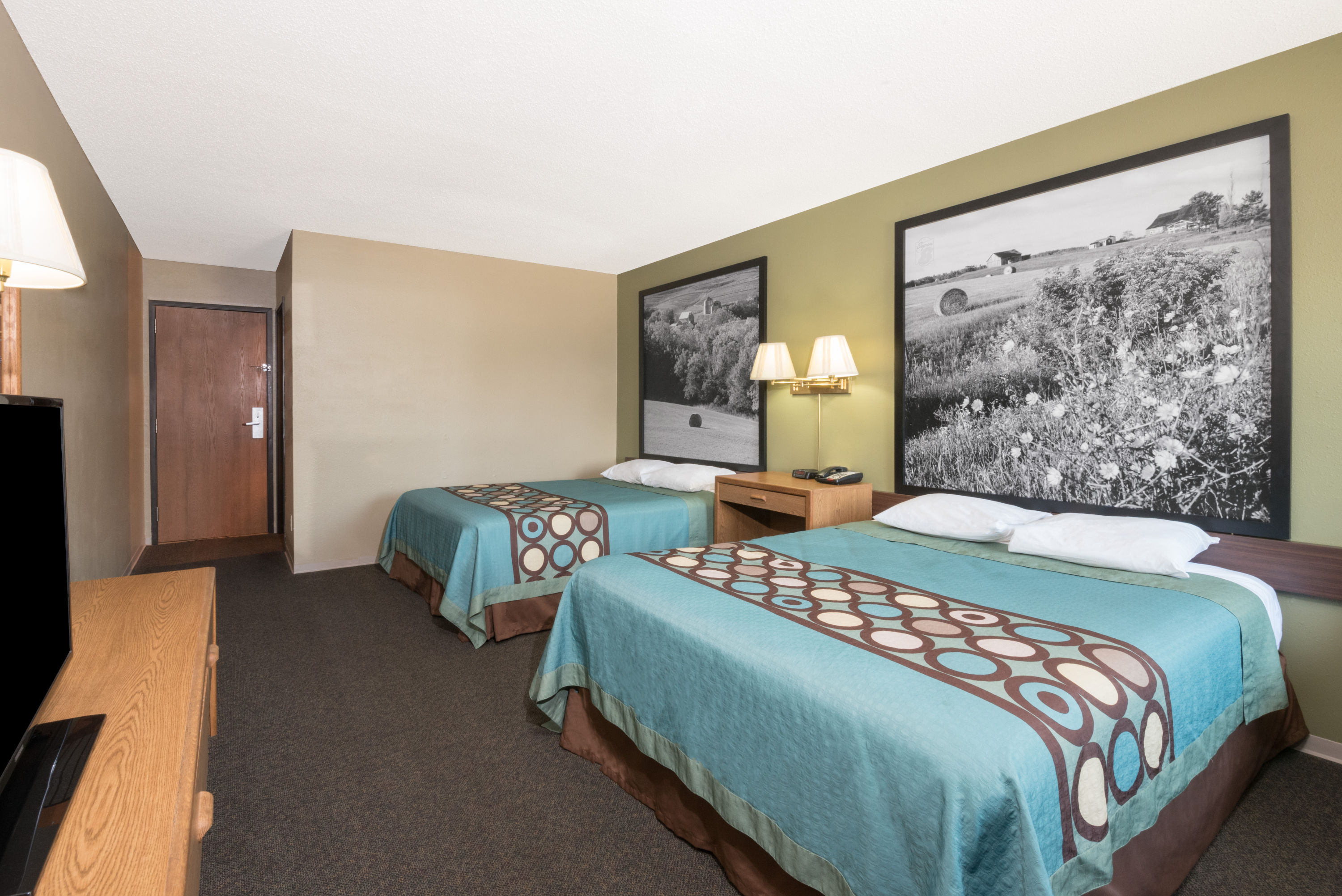 Guest room at the Super 8 by Wyndham Milbank SD in Milbank, South Dakota