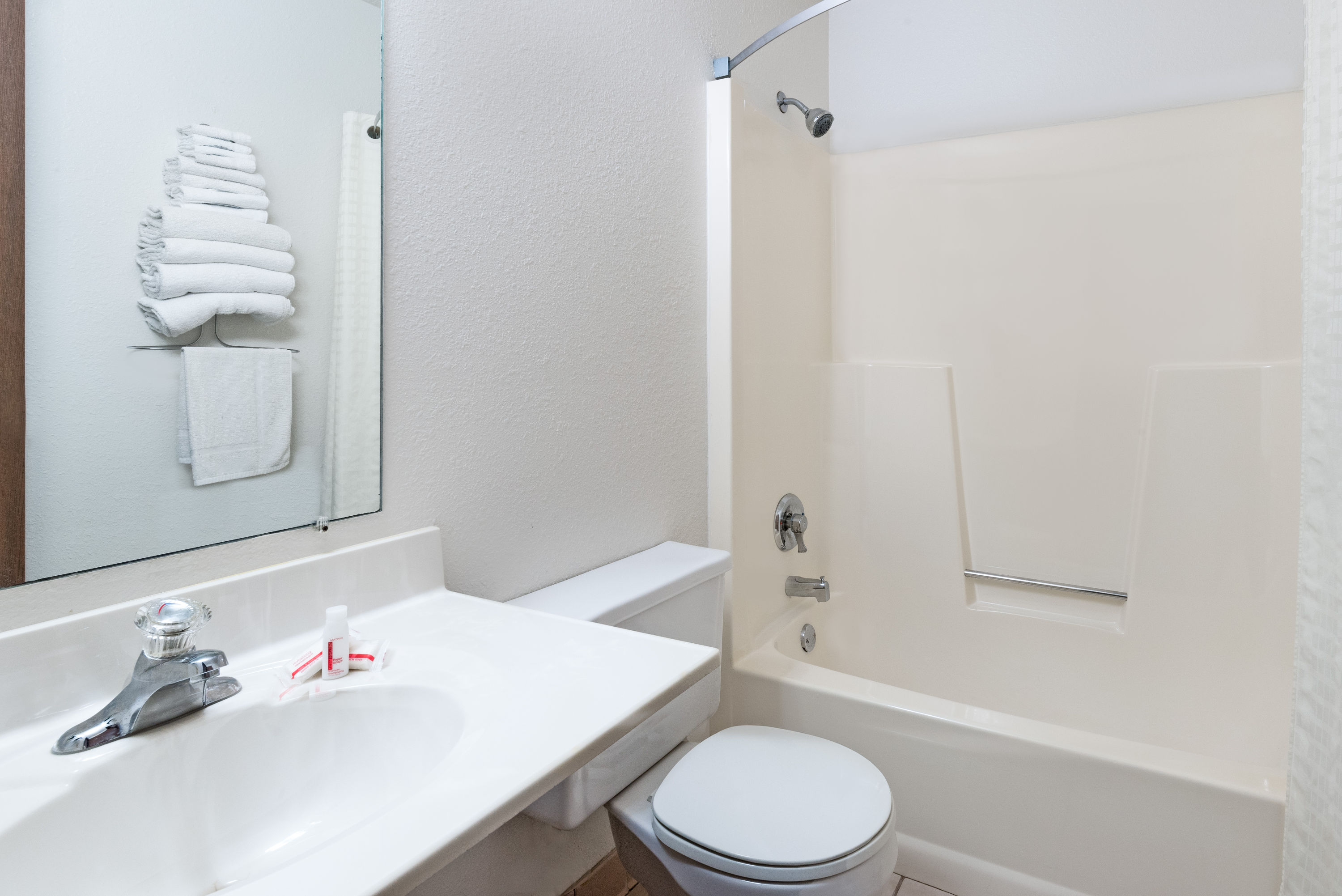 Guest room bath at the Super 8 by Wyndham Murdo in Murdo, South Dakota