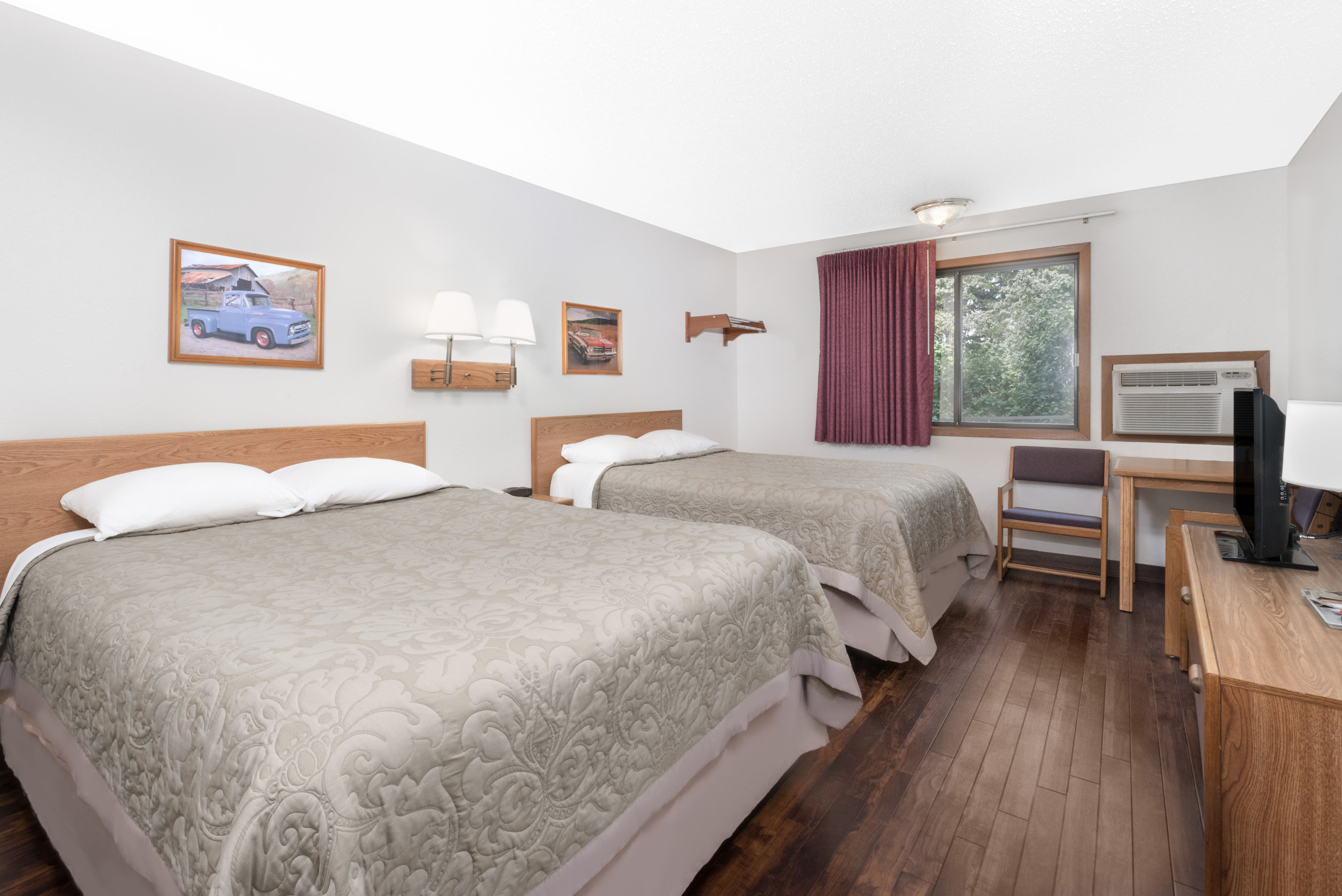 Guest room at the Super 8 by Wyndham Murdo in Murdo, South Dakota