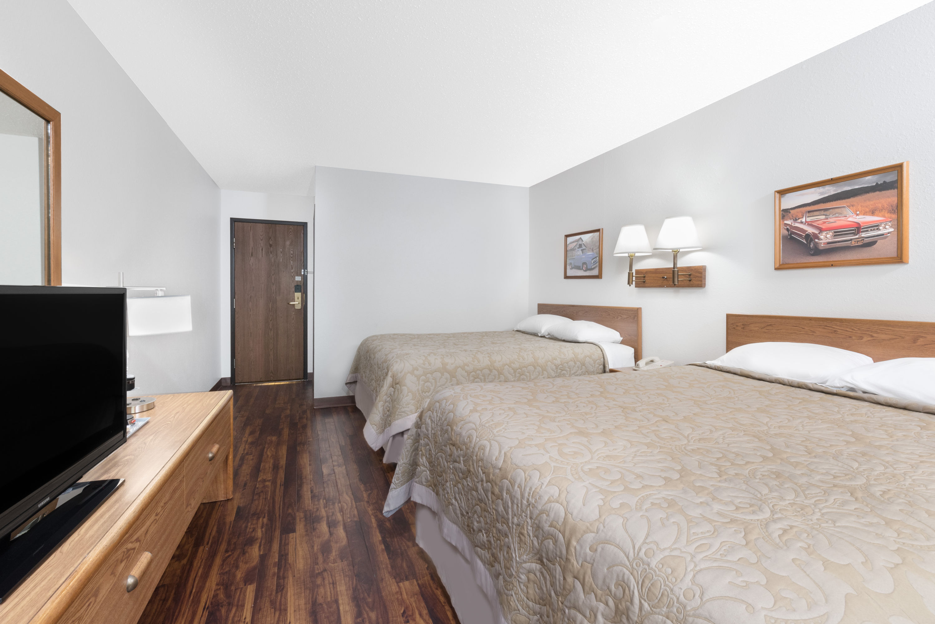 Guest room at the Super 8 by Wyndham Murdo in Murdo, South Dakota