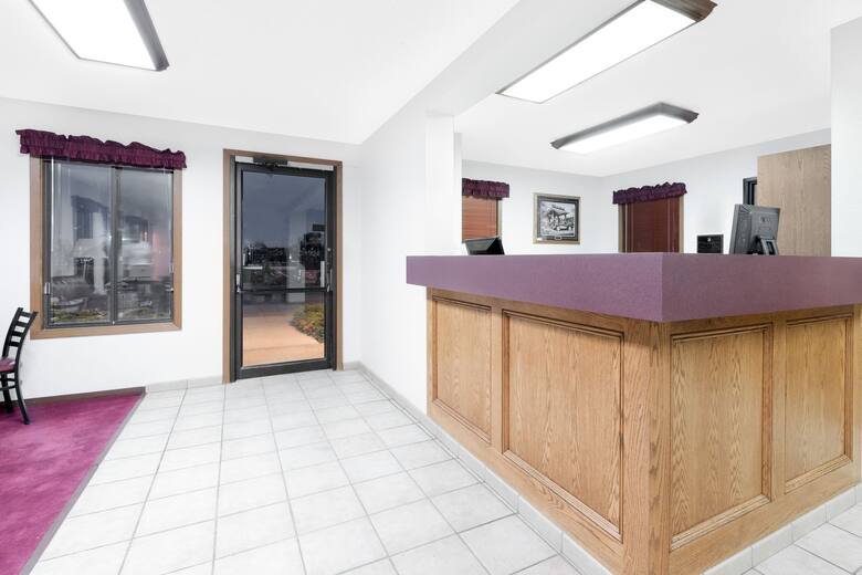 Super 8 By Wyndham Murdo Hotels Sd 57559 0220 Super 8 By Wyndham Murdo Hotel Lobby In South Dakota