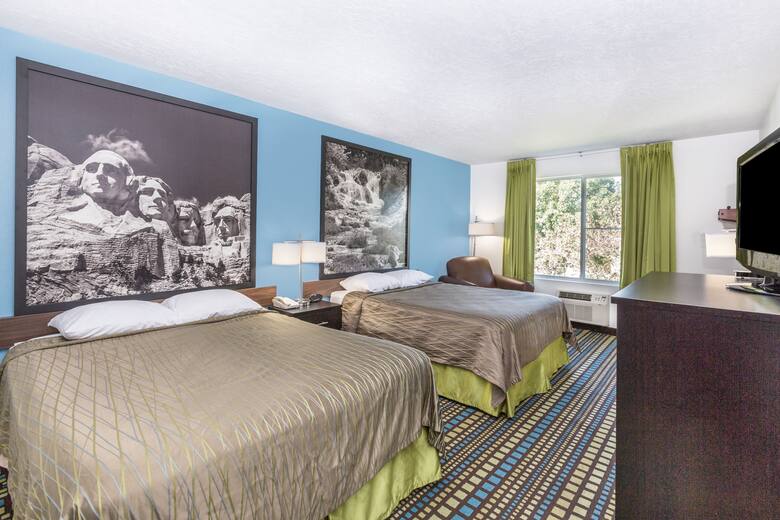 Guest room at the Super 8 North Sioux City in North Sioux City, South Dakota
