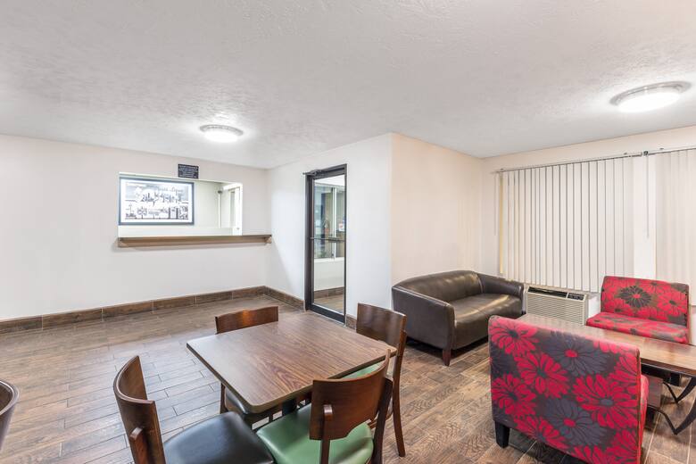 Super 8 North Sioux City hotel lobby in North Sioux City, South Dakota