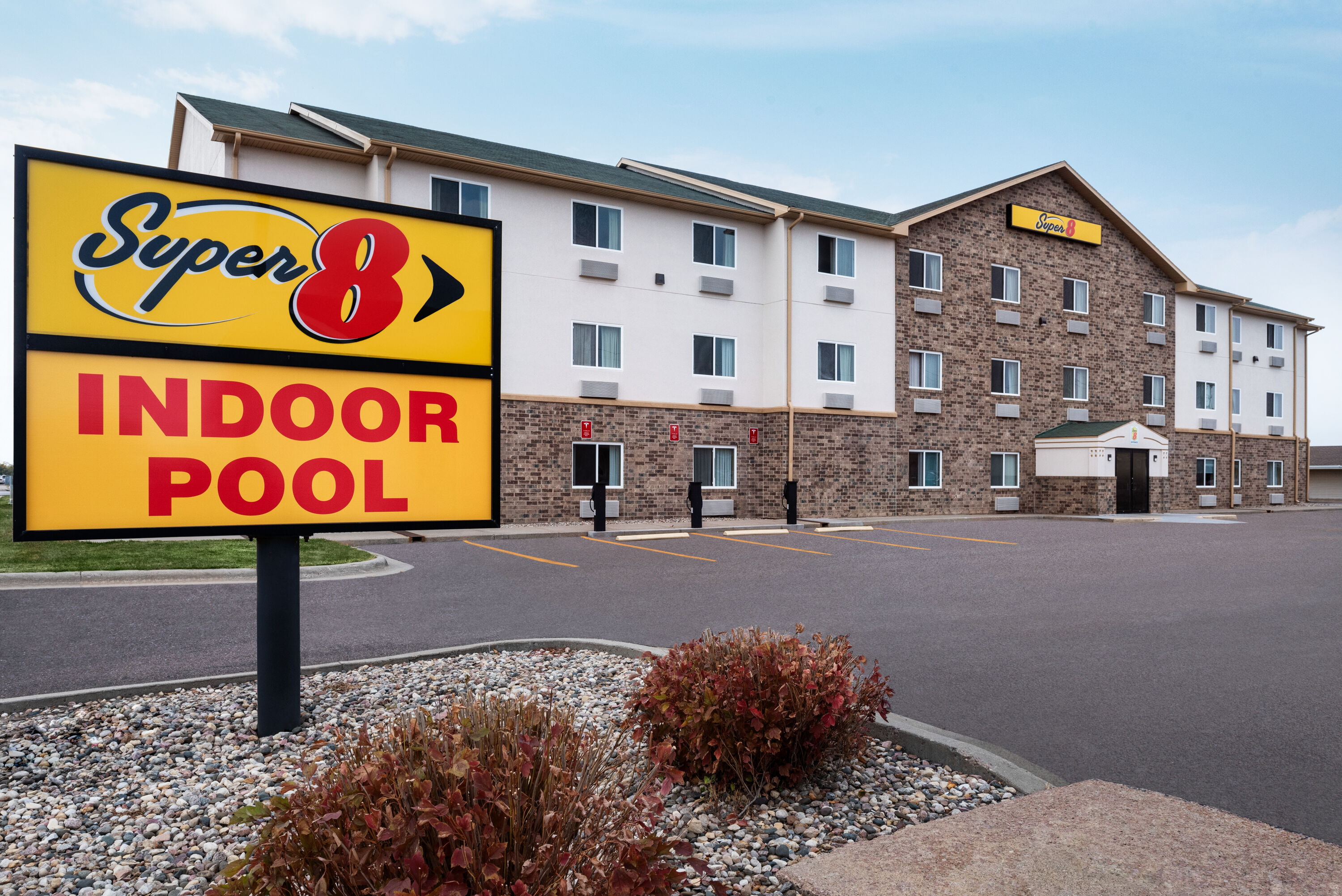 Exterior of Super 8 by Wyndham Sioux Falls hotel in Sioux Falls, South Dakota