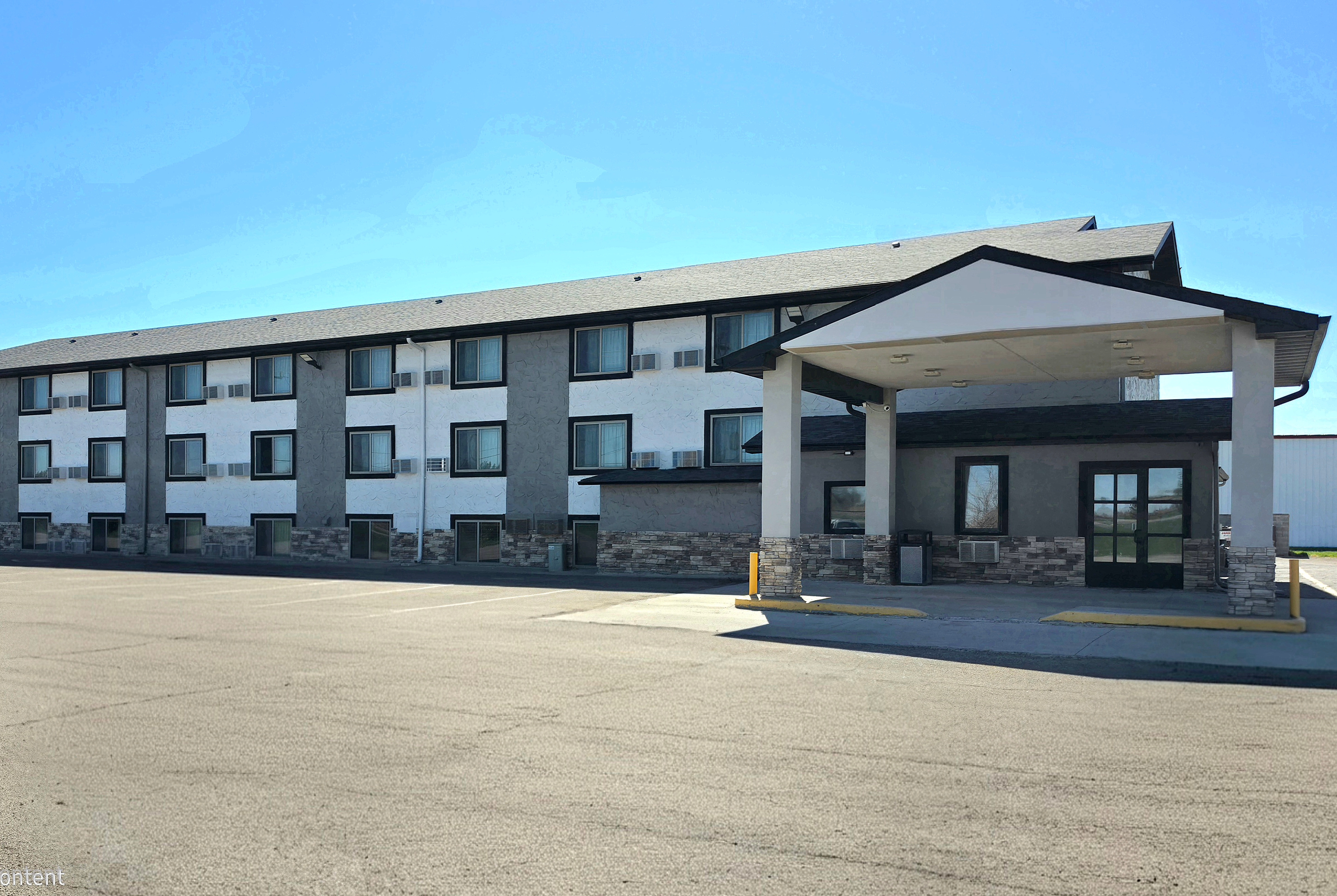 Front Exterior Image of Super 8 by Wyndham Yankton hotel in Yankton, South Dakota