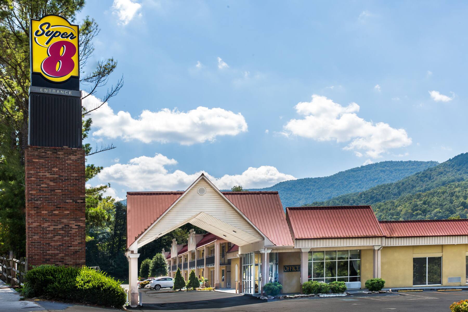 Exterior of Super 8 Caryville TN hotel in Caryville, Tennessee Exterior of Super 8 Caryville TN hotel in Caryville, Tennessee