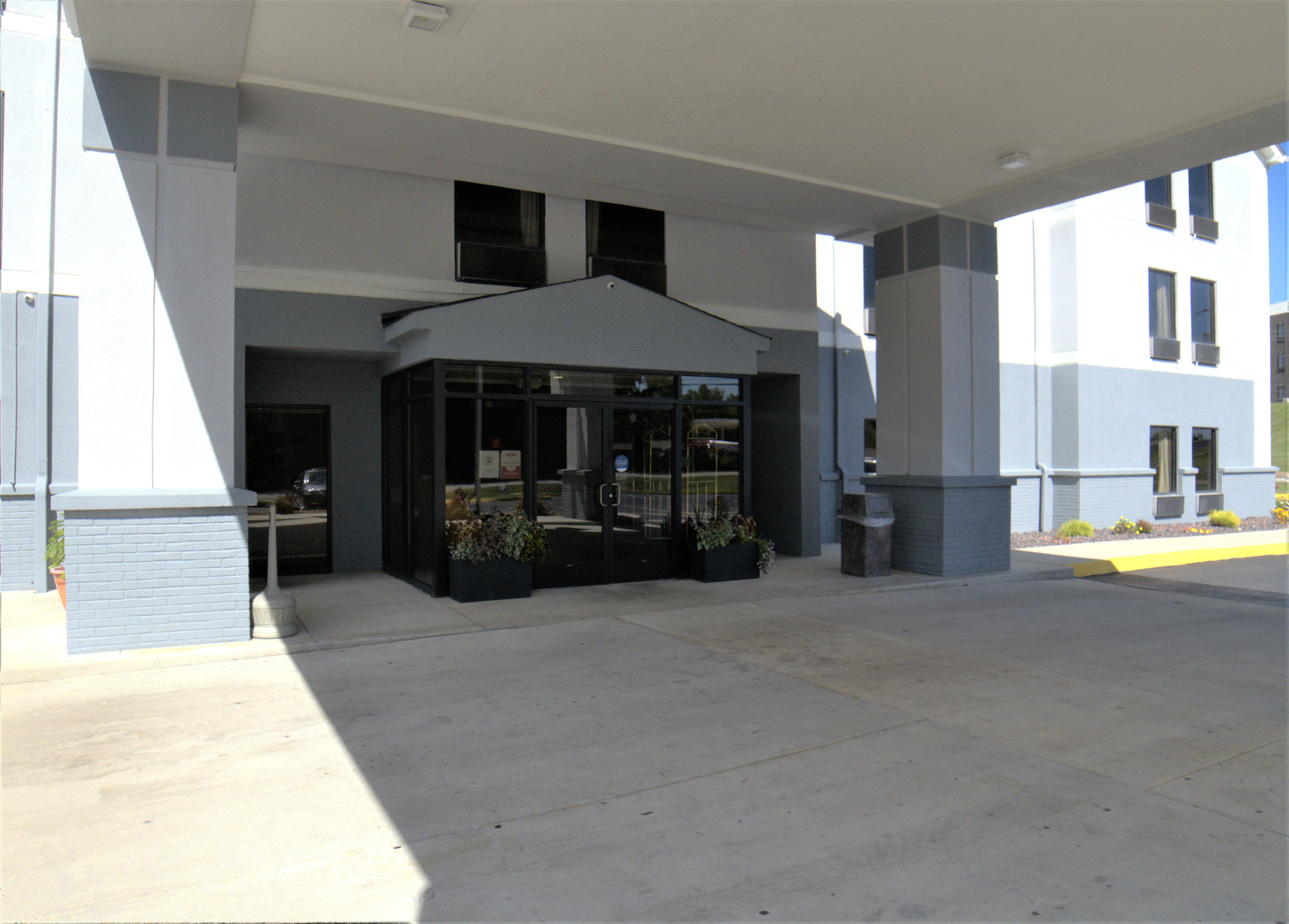 Exterior of Super 8 by Wyndham Crossville TN hotel in Crossville, Tennessee