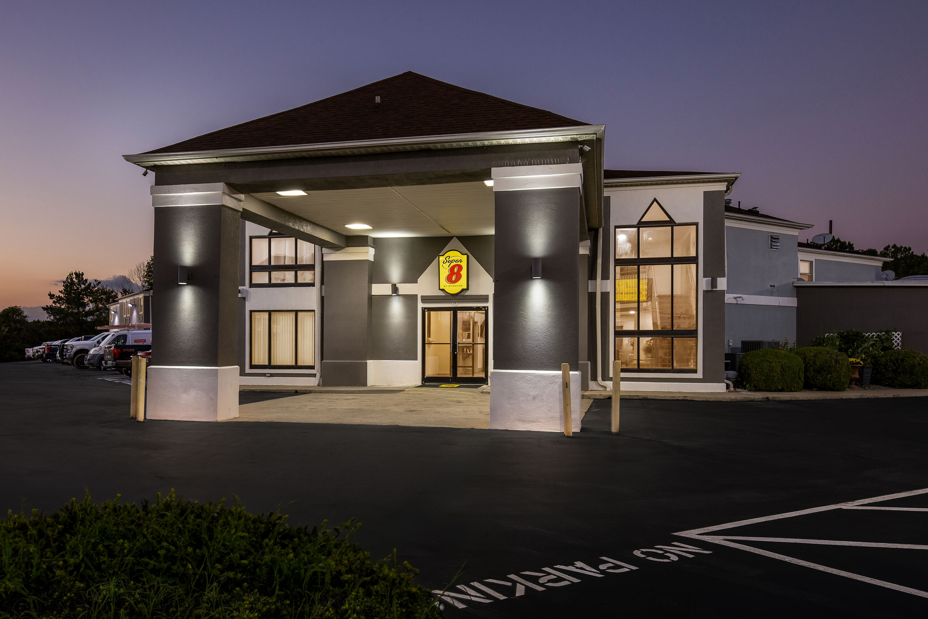 Exterior Night Image of Super 8 by Wyndham Dickson hotel in Dickson, Tennessee