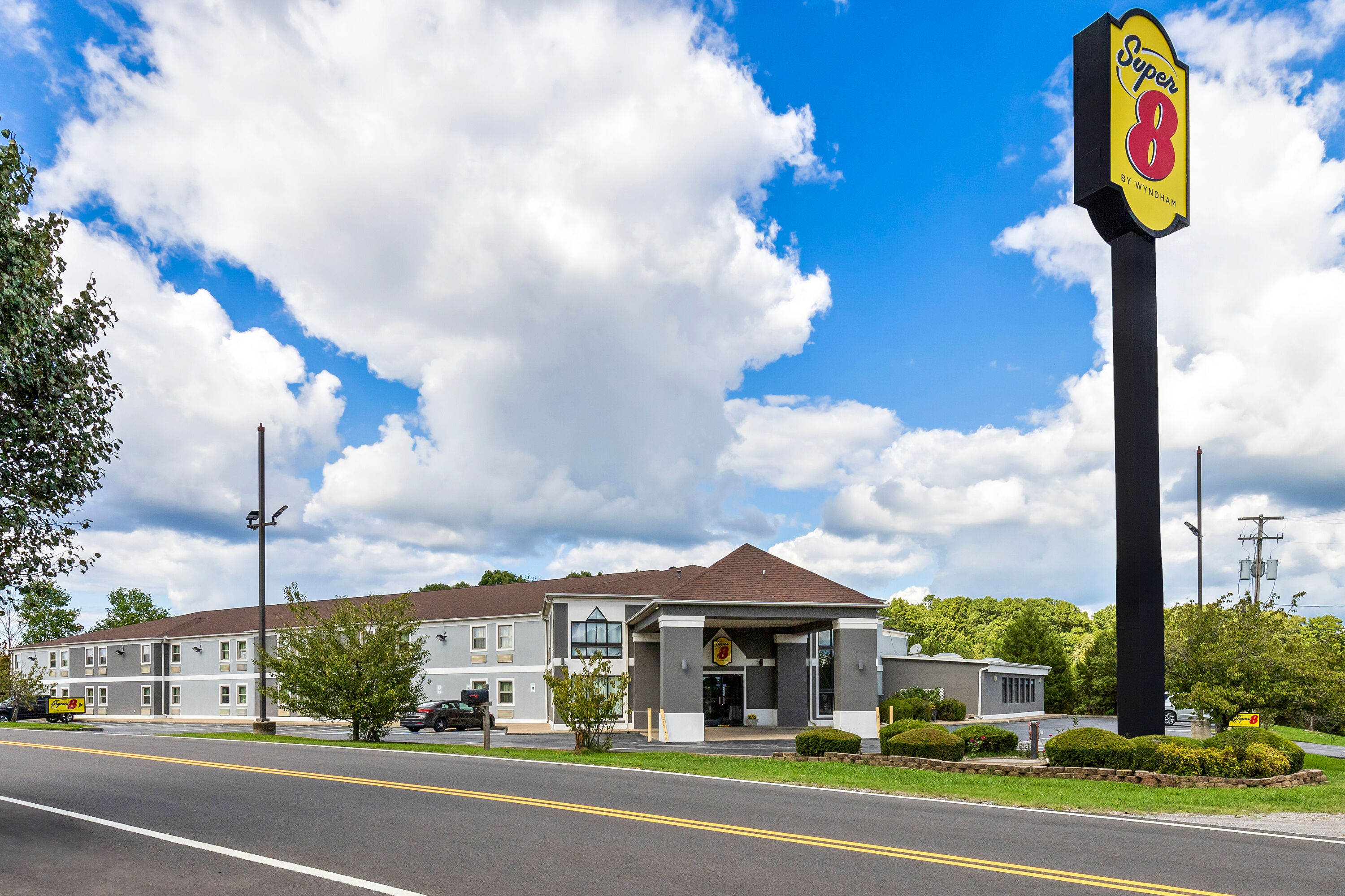 Exterior of Super 8 by Wyndham Dickson hotel in Dickson, Tennessee