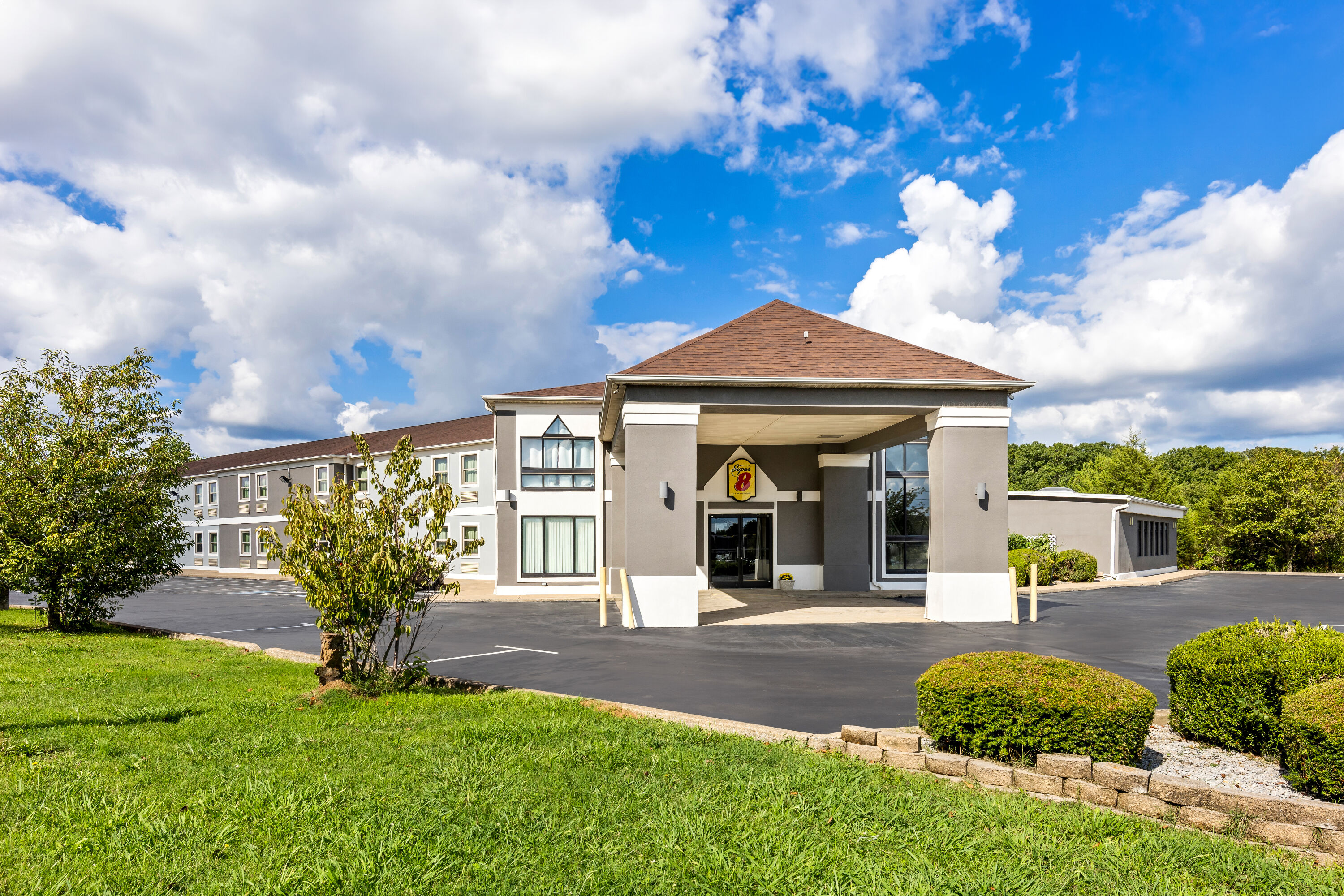 Exterior of Super 8 by Wyndham Dickson hotel in Dickson, Tennessee