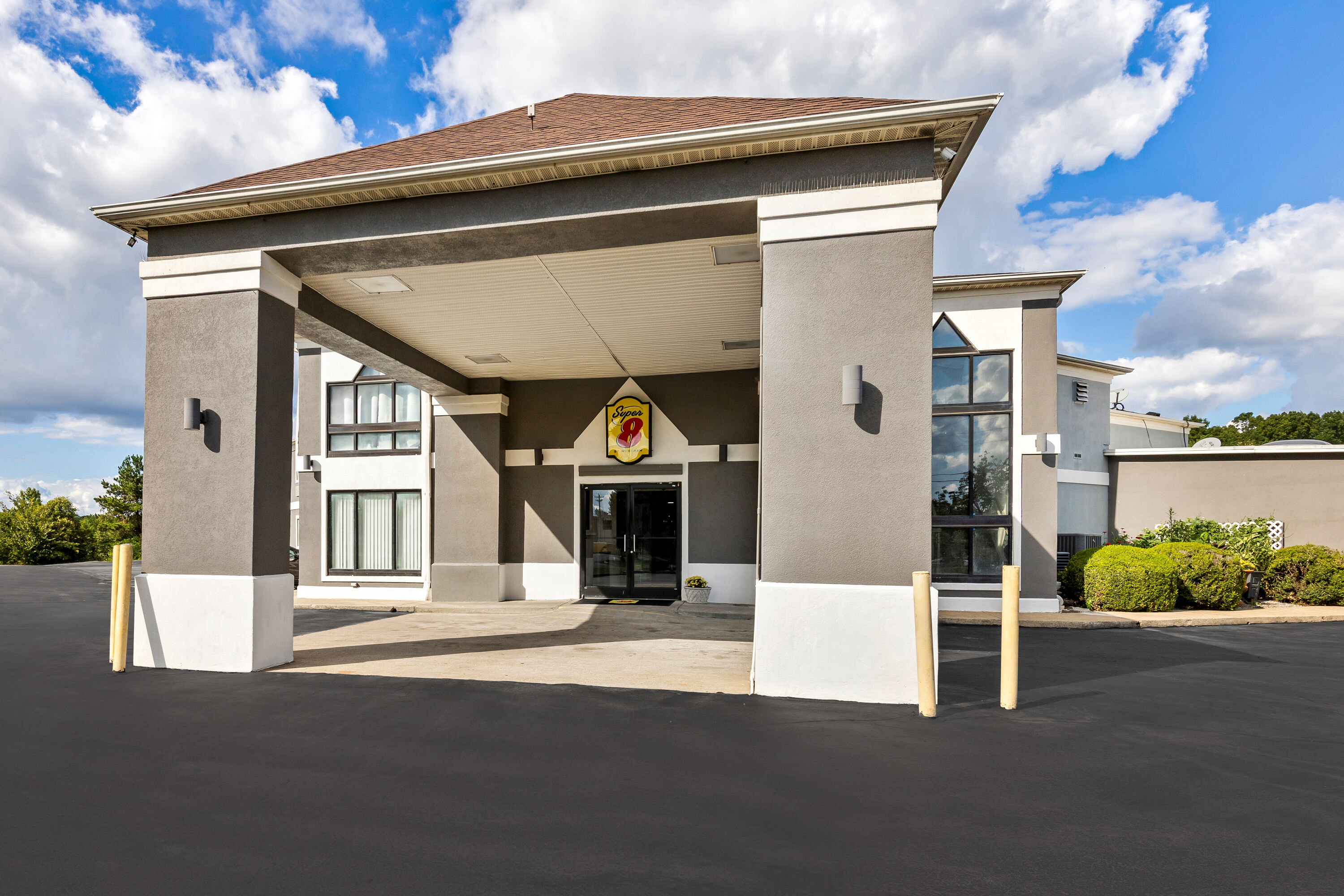 Exterior of Super 8 by Wyndham Dickson hotel in Dickson, Tennessee