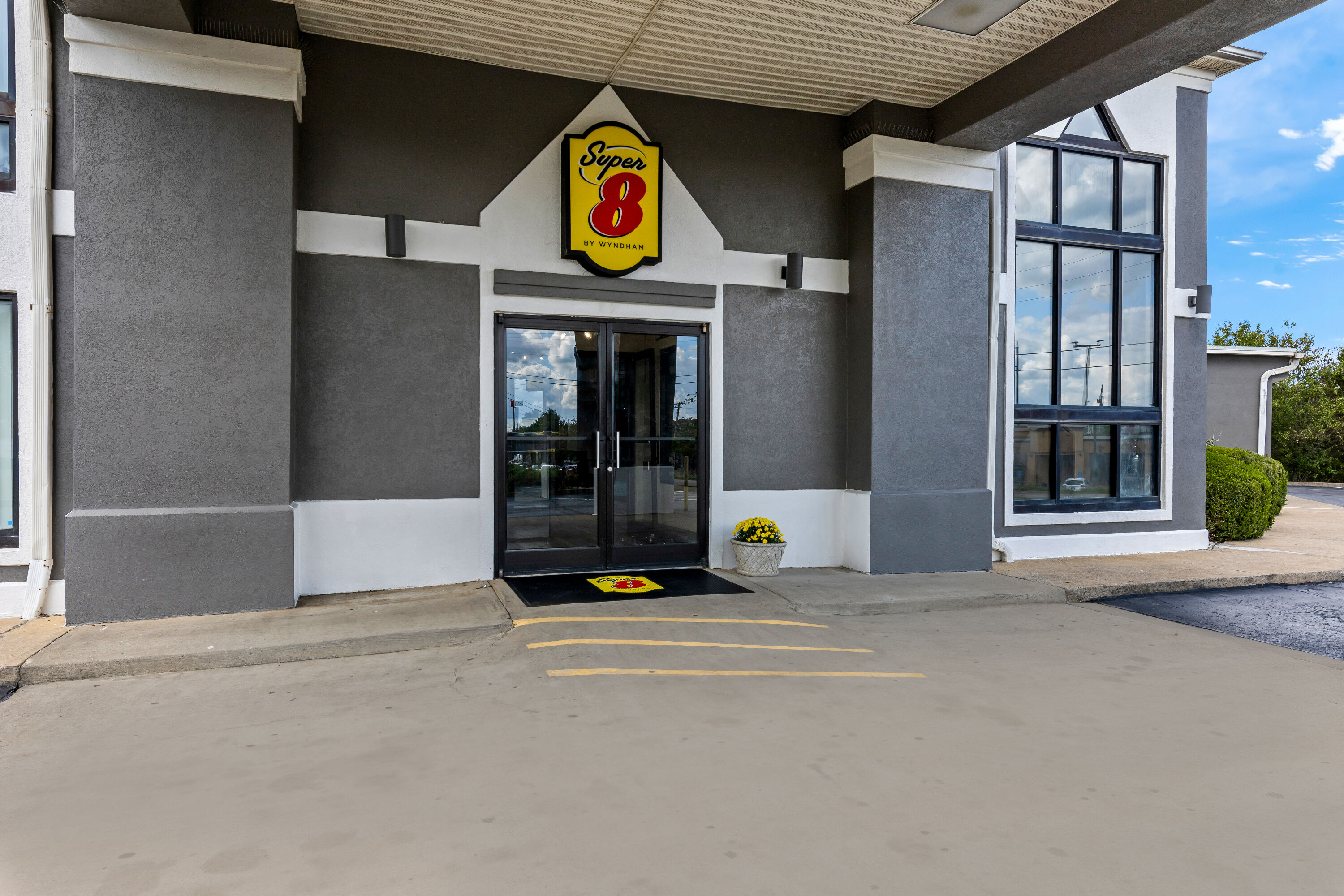 Exterior of Super 8 by Wyndham Dickson hotel in Dickson, Tennessee