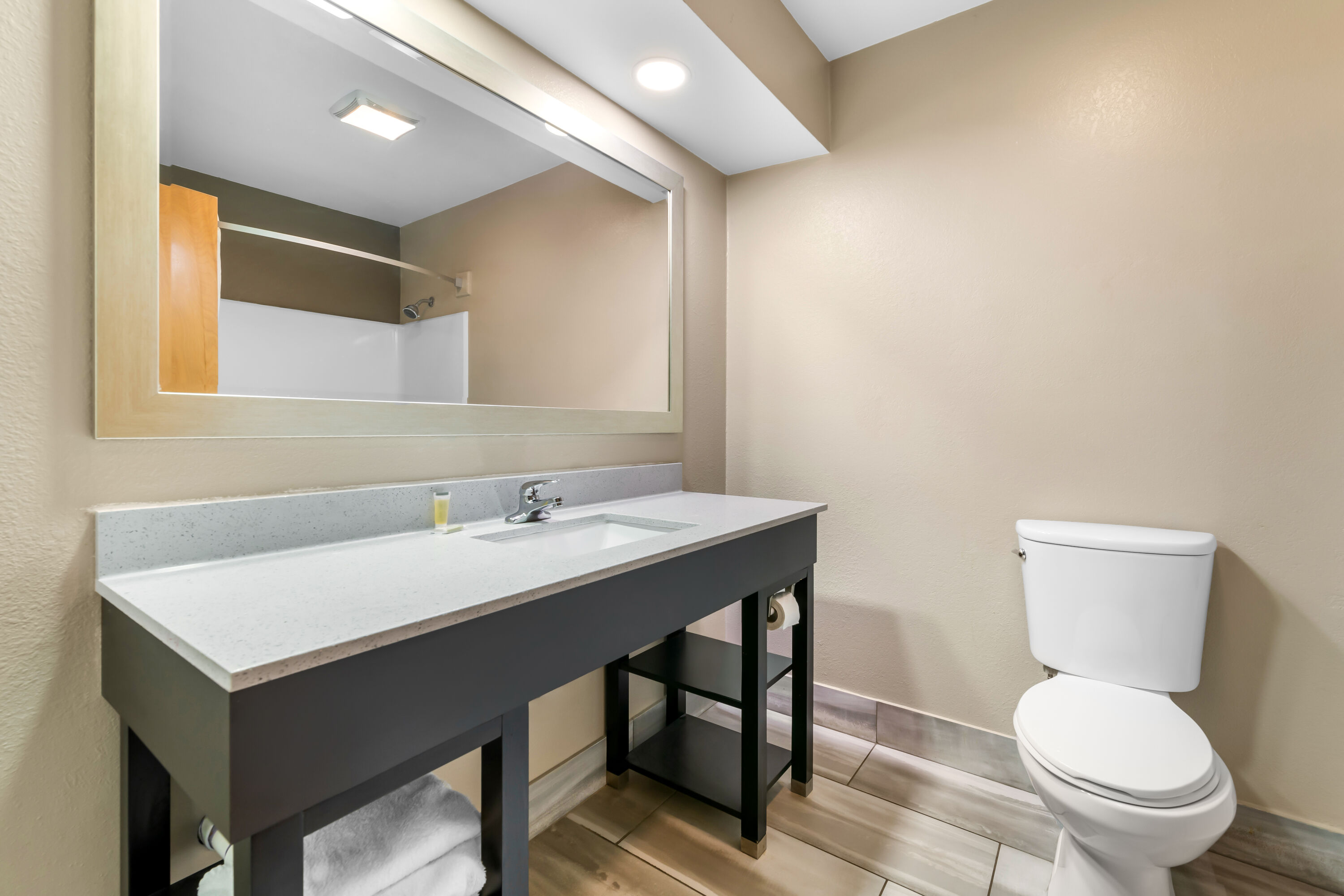 Double bed guest room at the Super 8 by Wyndham Dickson in Dickson, Tennessee