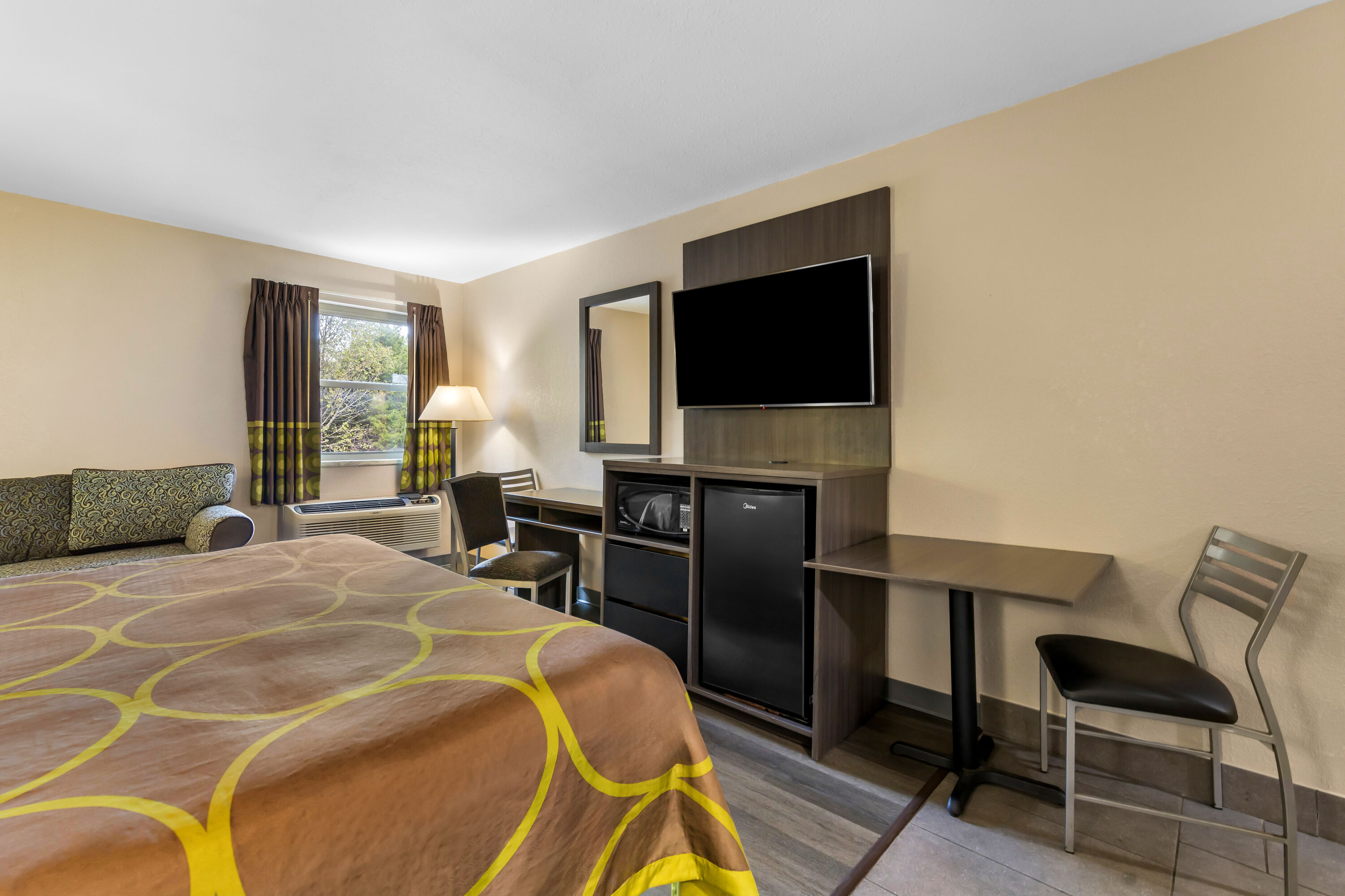 Super 8 by Wyndham Dickson suite in Dickson, Tennessee