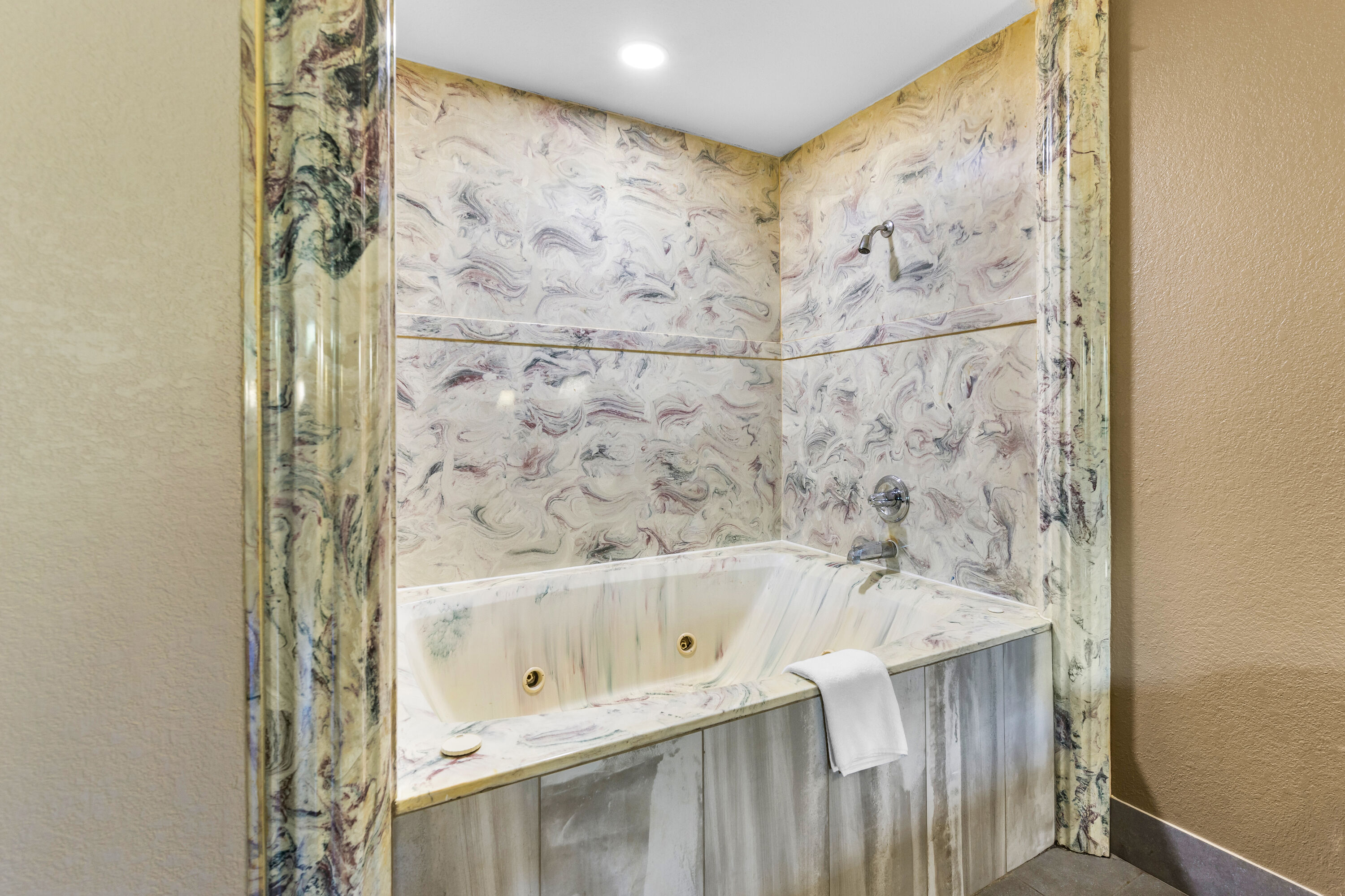 Super 8 by Wyndham Dickson suite in Dickson, Tennessee