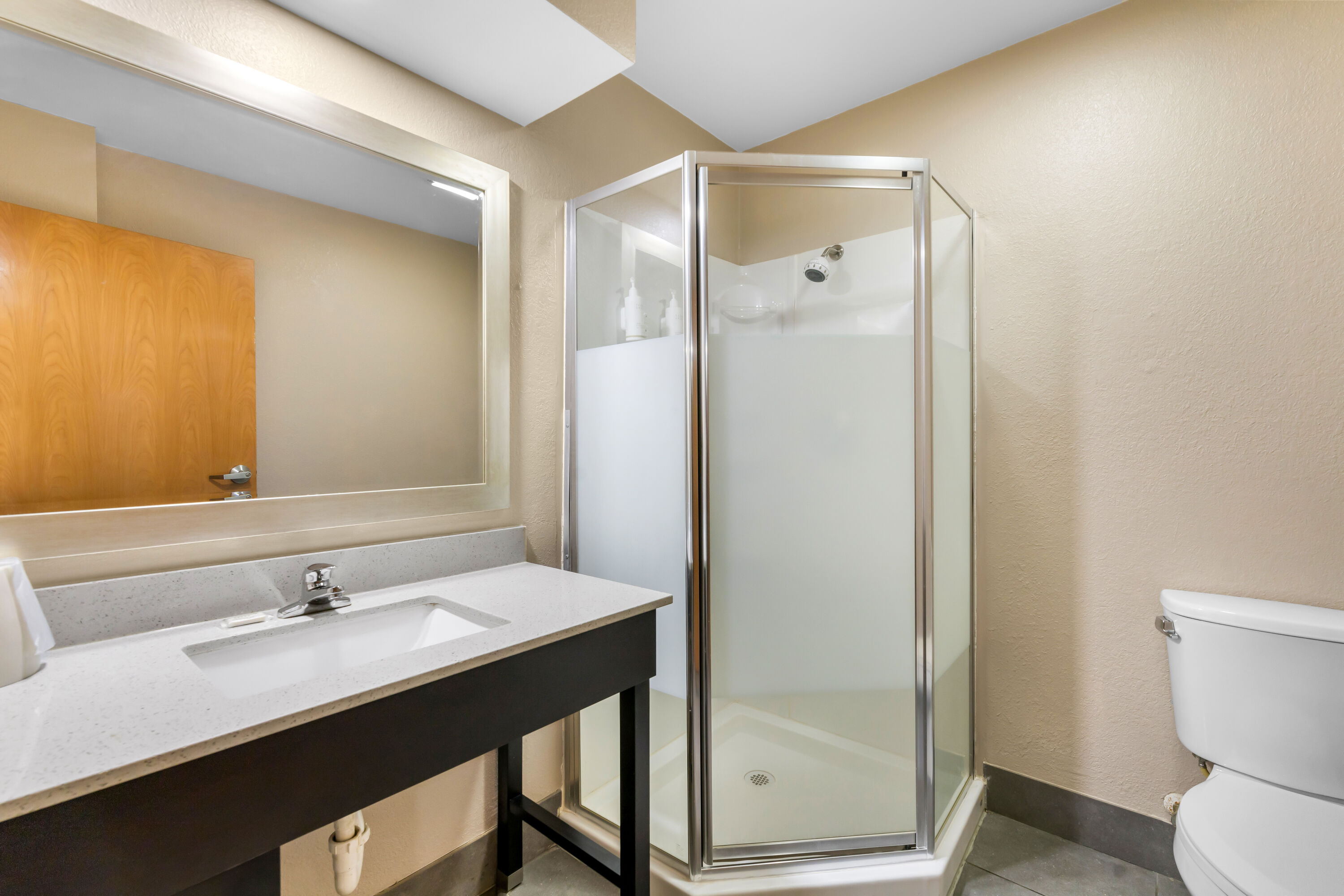 Super 8 by Wyndham Dickson suite in Dickson, Tennessee