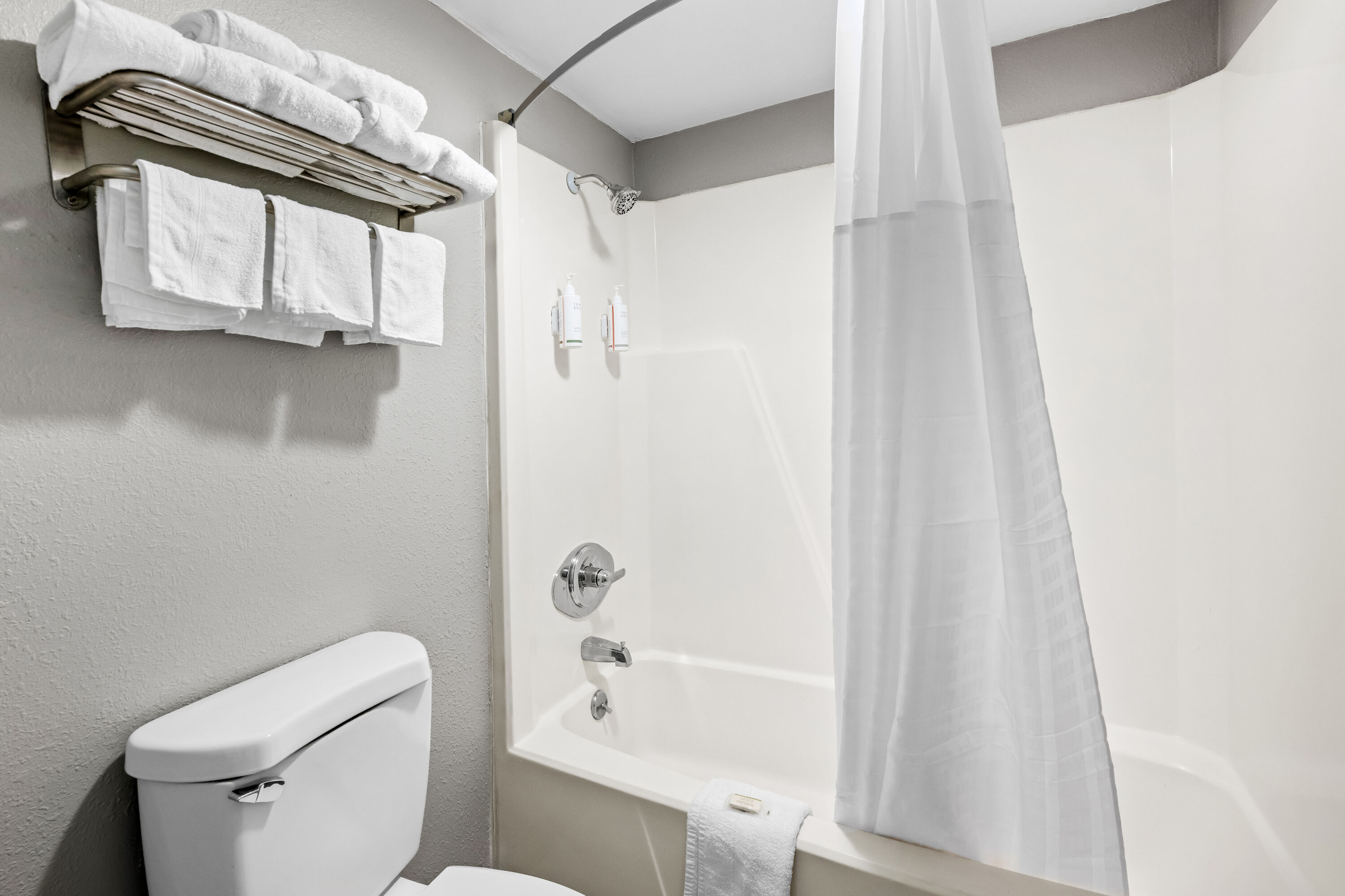 Guest room bath at the Super 8 by Wyndham Kingsport /I-81 in Kingsport, Tennessee