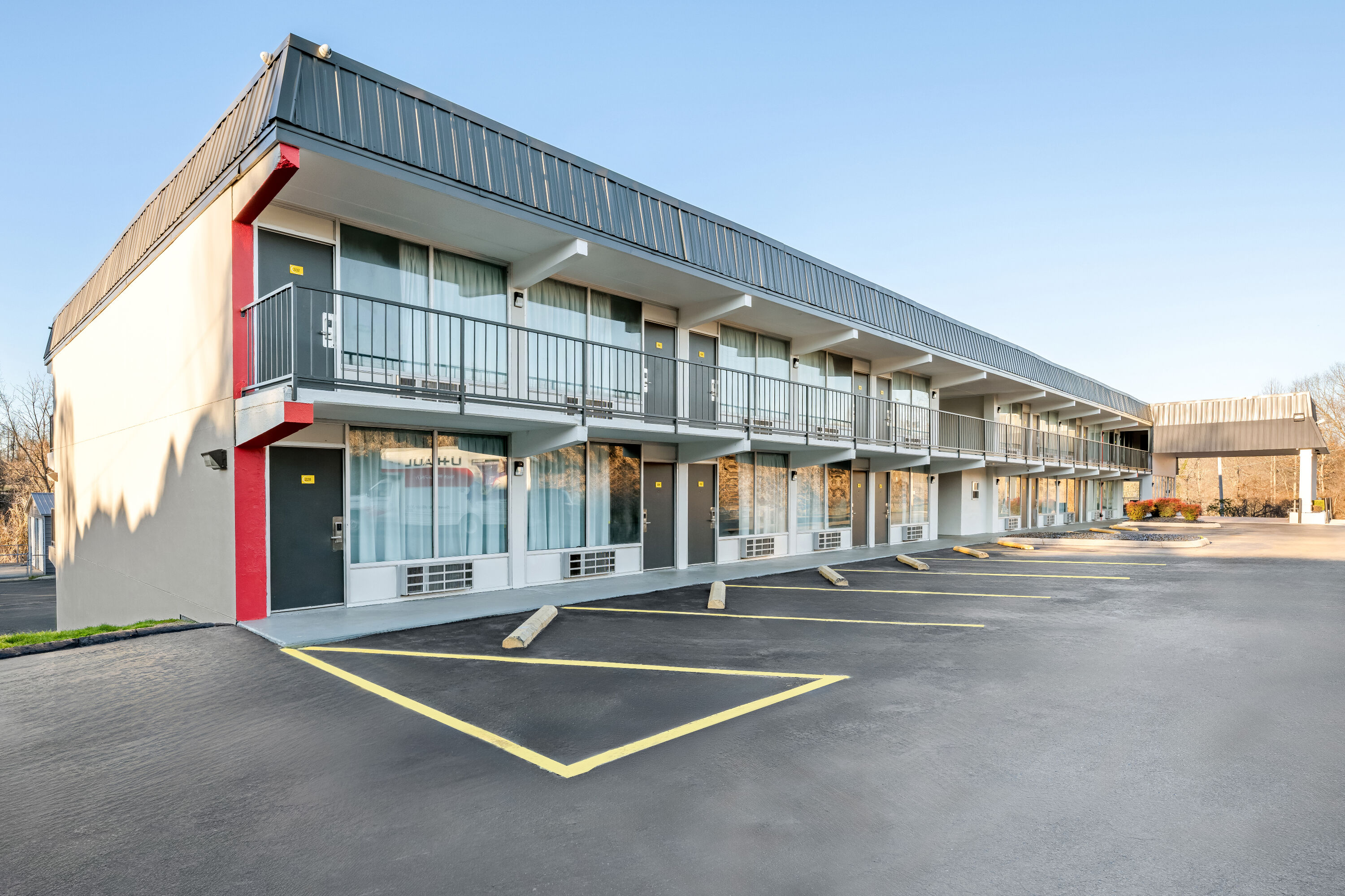 Exterior Day Image of Super 8 by Wyndham Kingsport /I-81 hotel in Kingsport, Tennessee