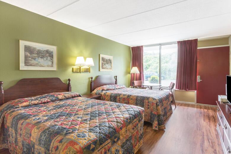 Guest room at the Super 8 Kingsport /I-81 in Kingsport, Tennessee