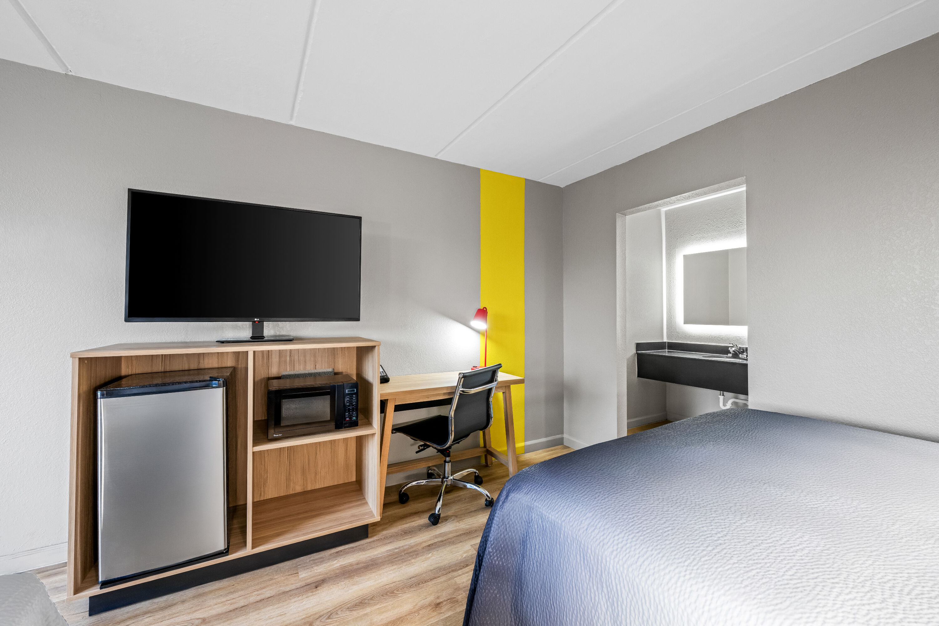 Double bed guest room at the Super 8 by Wyndham Kingsport /I-81 in Kingsport, Tennessee