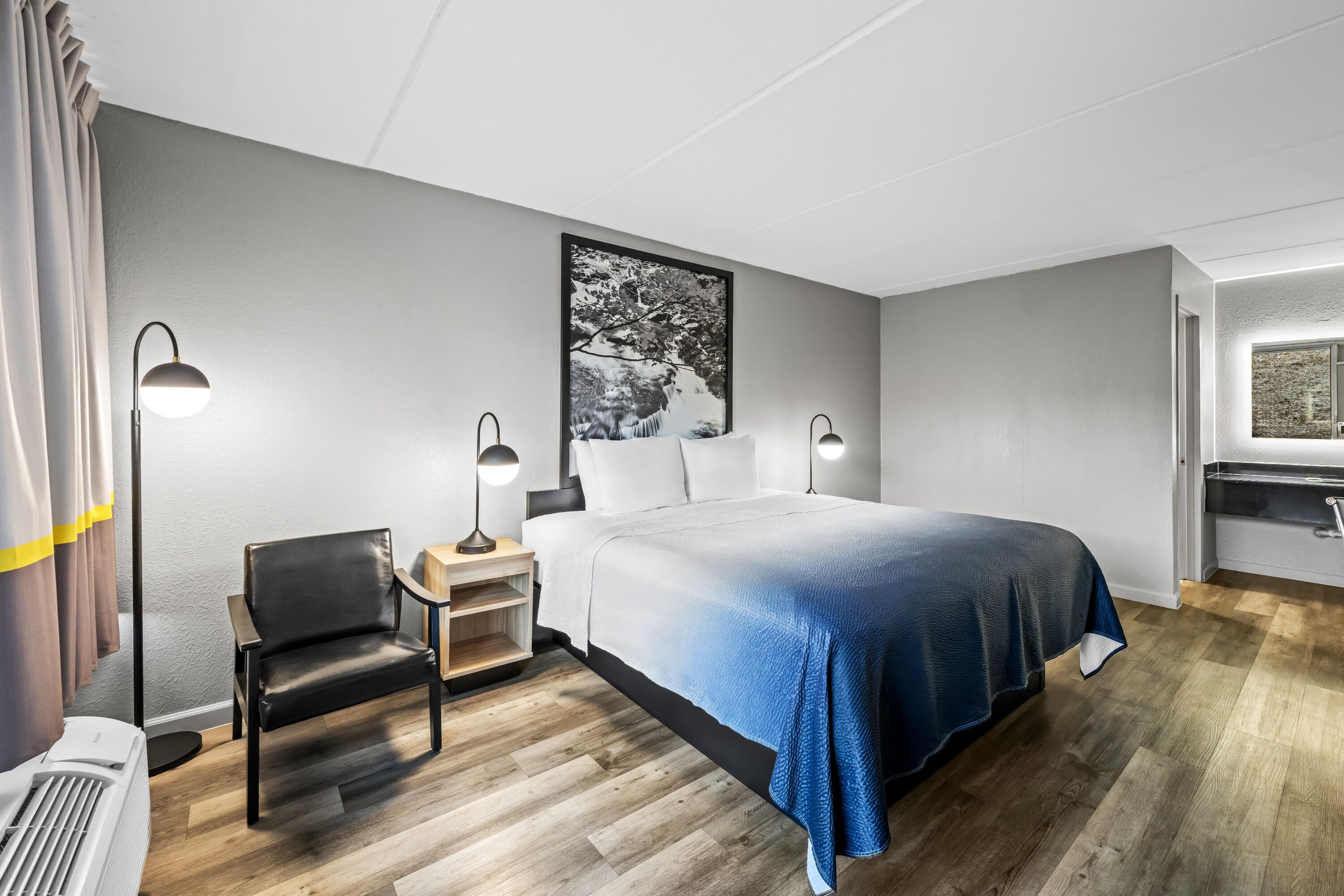 King bed guest room at the Super 8 by Wyndham Kingsport /I-81 in Kingsport, Tennessee