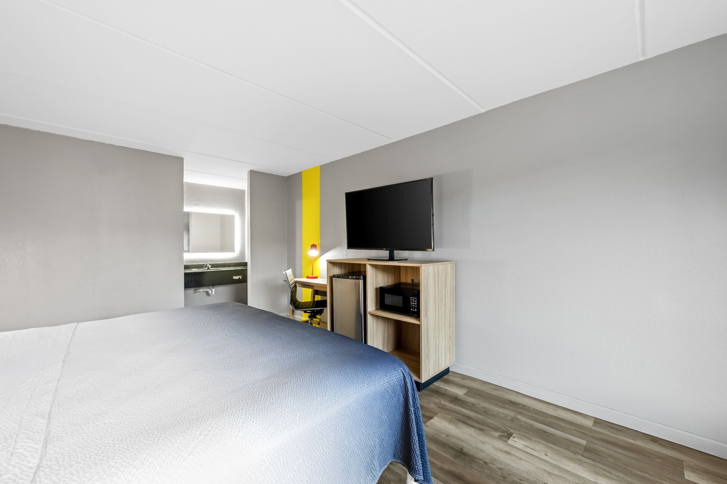 King bed guest room at the Super 8 by Wyndham Kingsport /I-81 in Kingsport, Tennessee