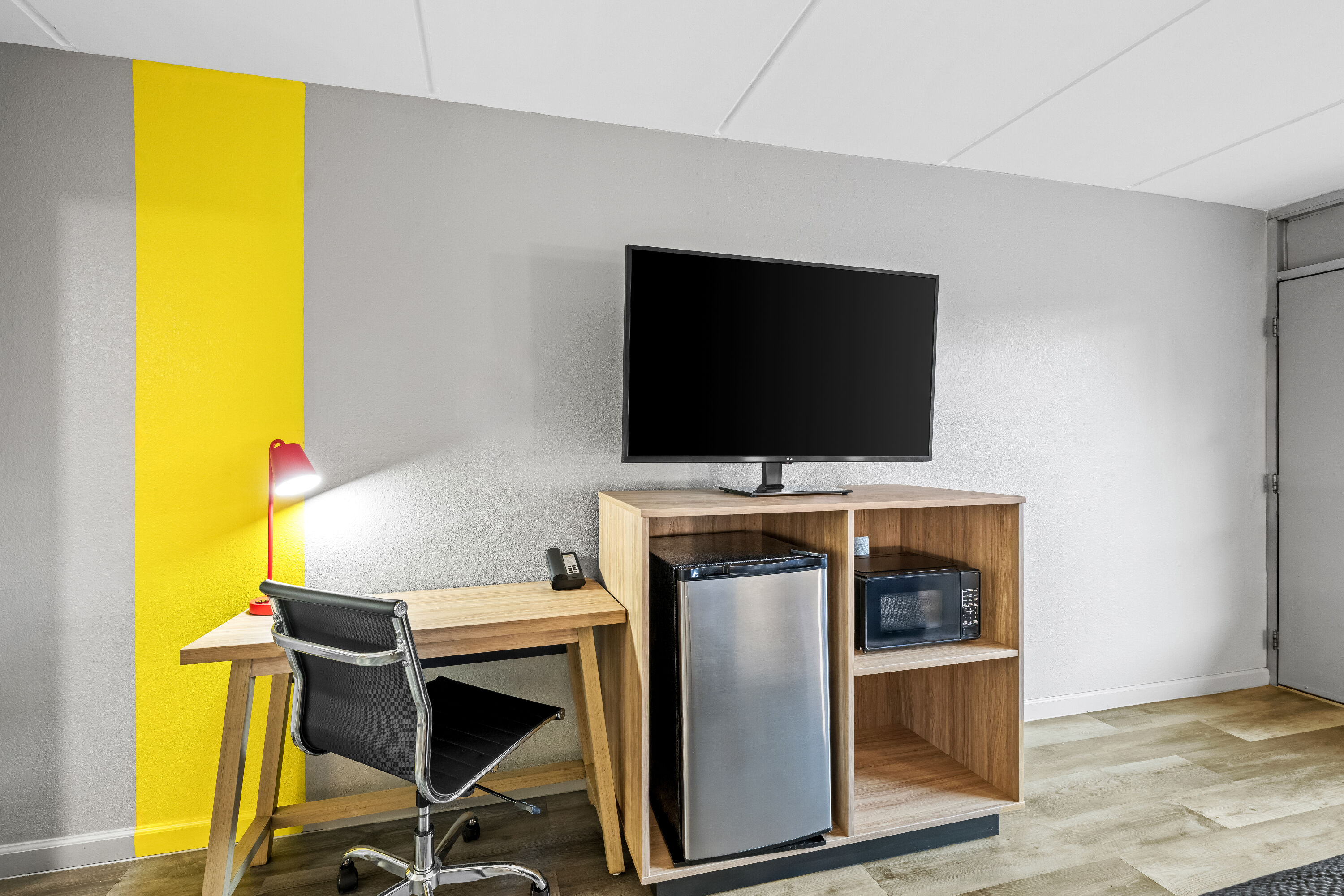 King bed guest room at the Super 8 by Wyndham Kingsport /I-81 in Kingsport, Tennessee