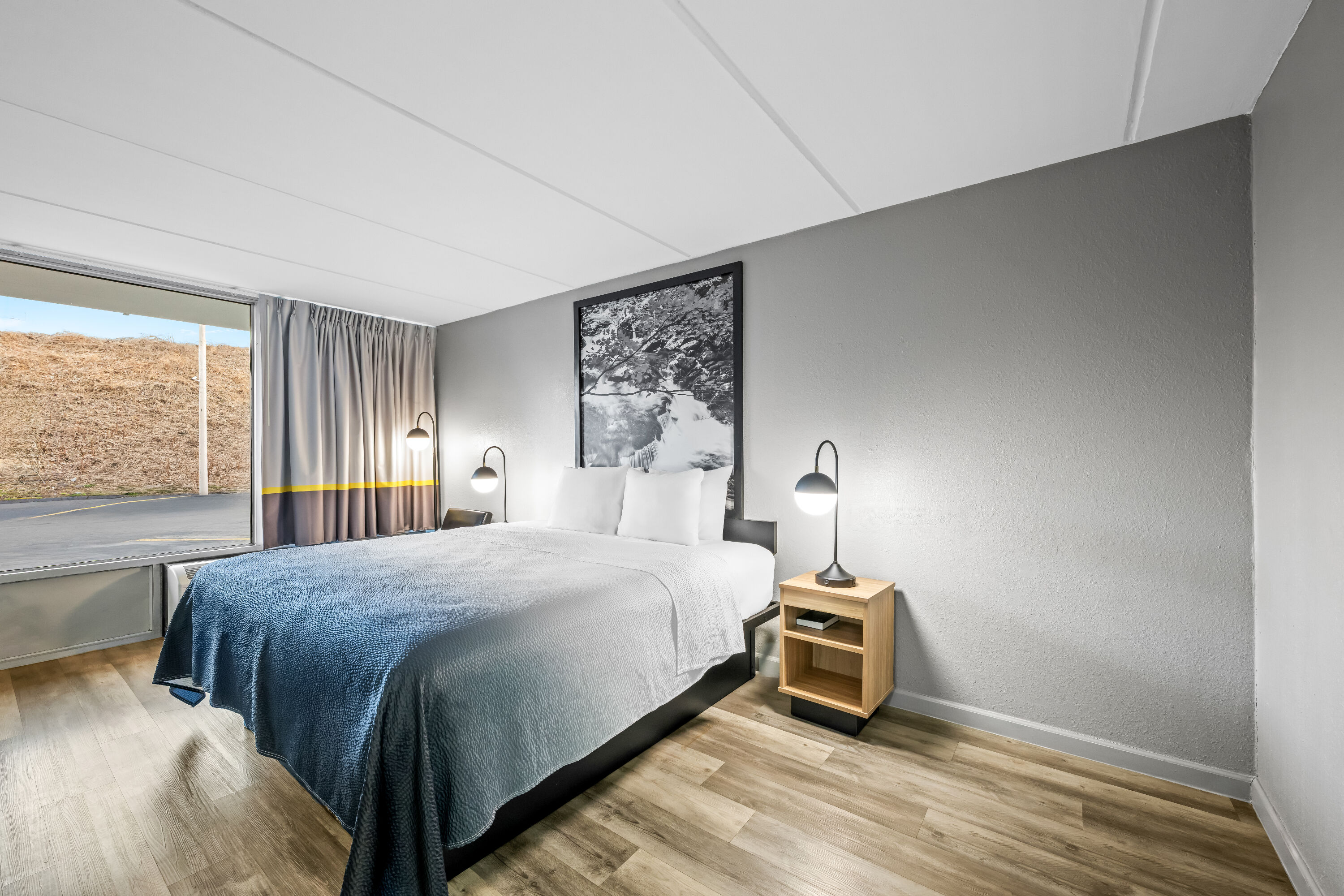 King bed guest room at the Super 8 by Wyndham Kingsport /I-81 in Kingsport, Tennessee