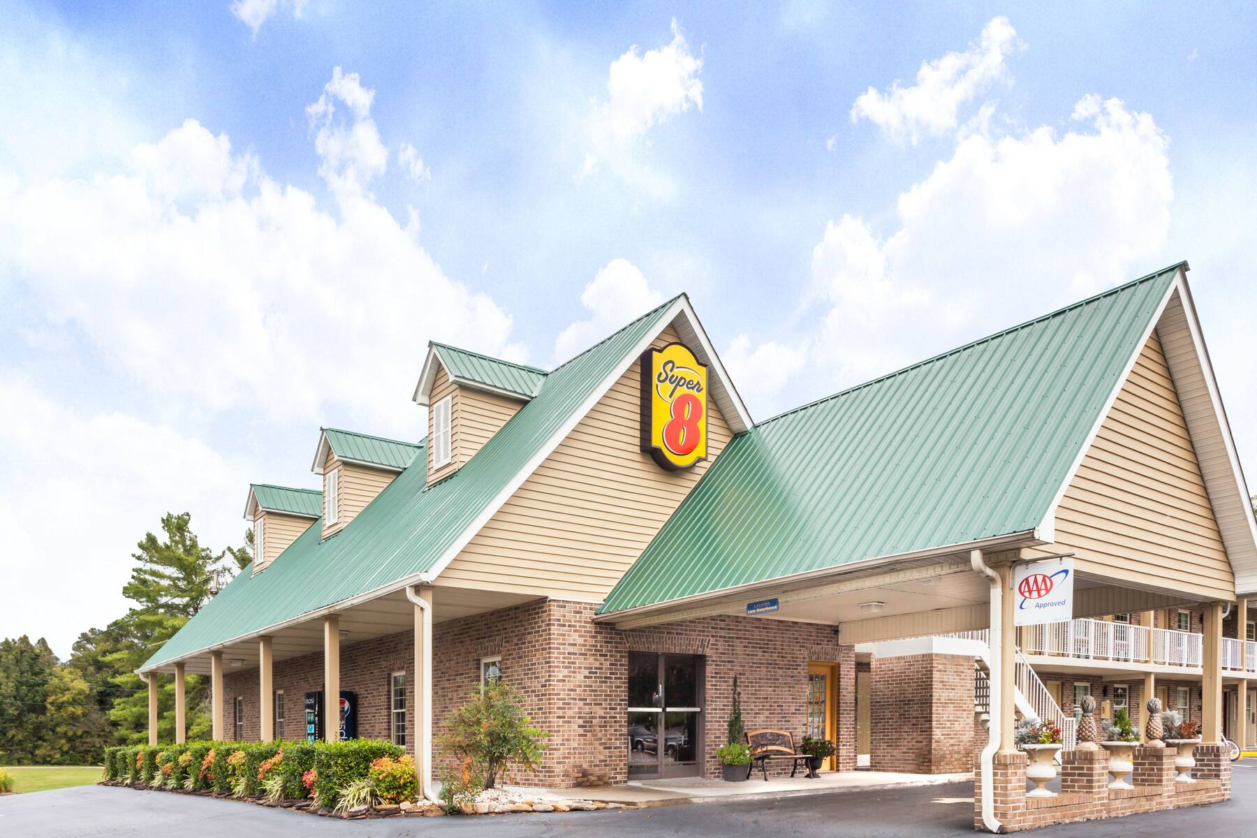 Exterior of Super 8 Kingston hotel in Kingston, Tennessee Exterior of Super 8 Kingston hotel in Kingston, Tennessee