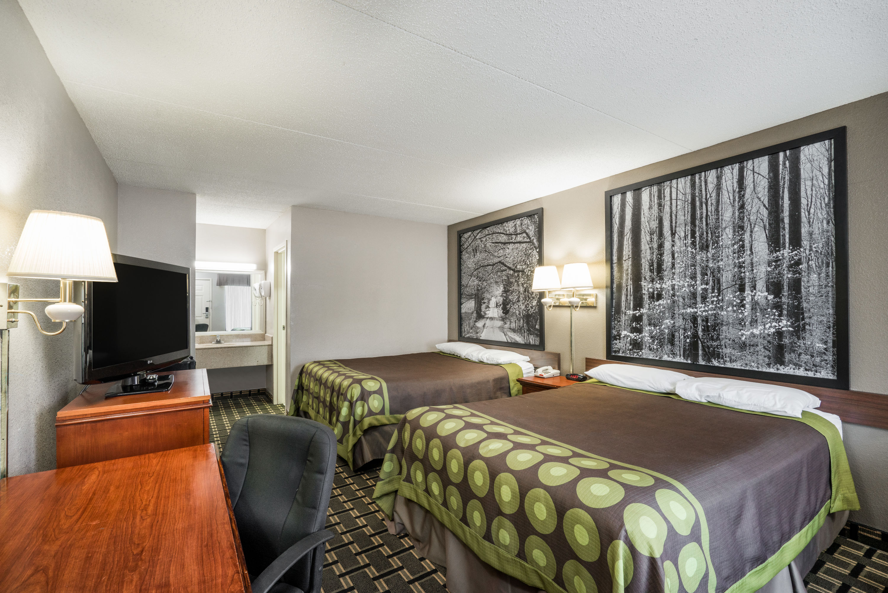 Guest room at the Super 8 by Wyndham Knoxville West/Farragut in Knoxville, Tennessee