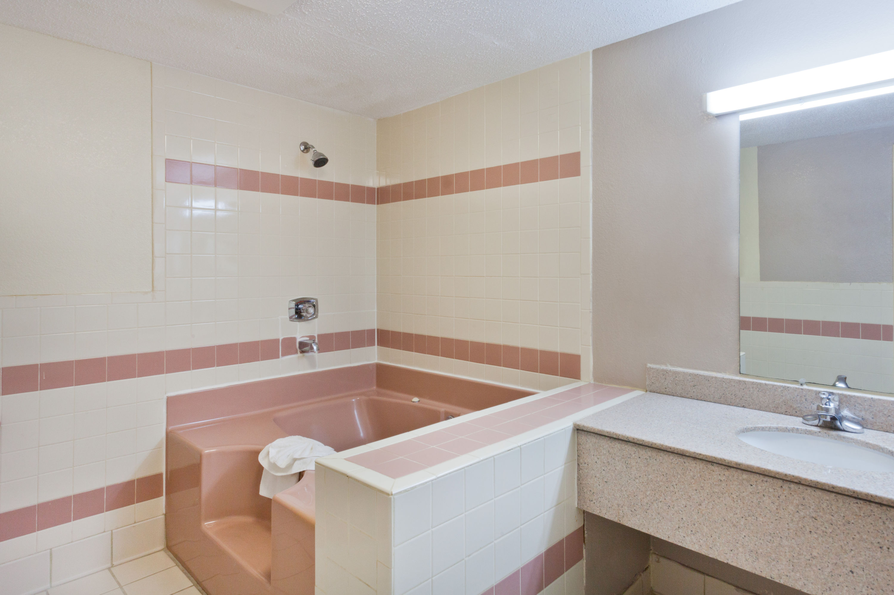 Guest room bath at the Super 8 by Wyndham Knoxville West/Farragut in Knoxville, Tennessee