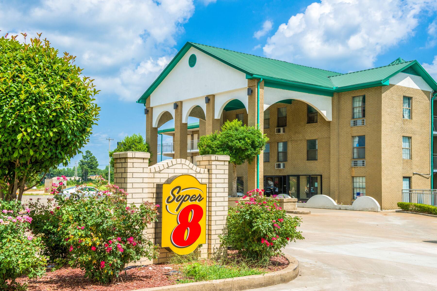 Exterior of Super 8 Lakeland hotel in Lakeland, Tennessee Exterior of Super 8 Lakeland hotel in Lakeland, Tennessee