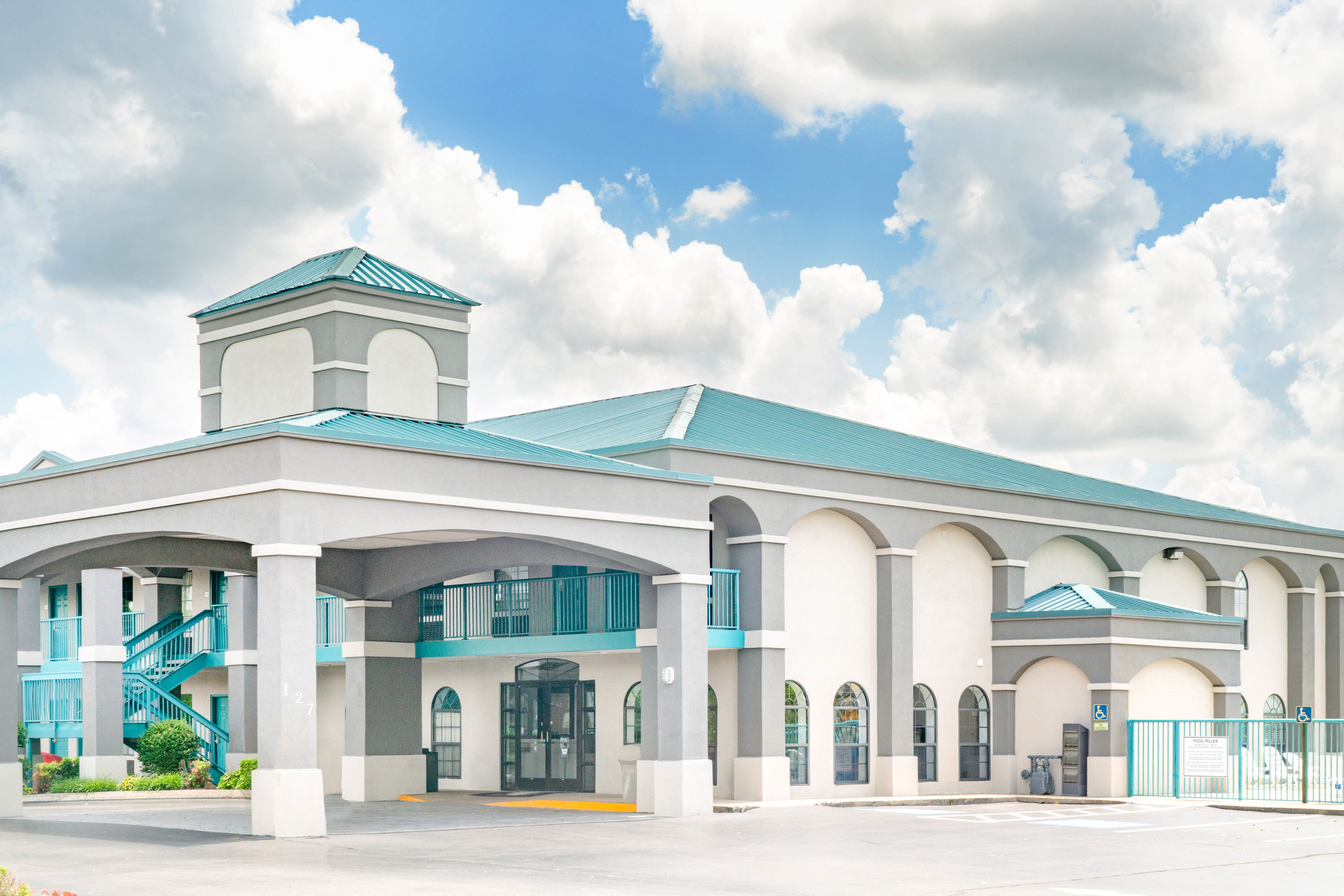 Exterior Day Image of Super 8 by Wyndham Murfreesboro hotel in Murfreesboro, Tennessee