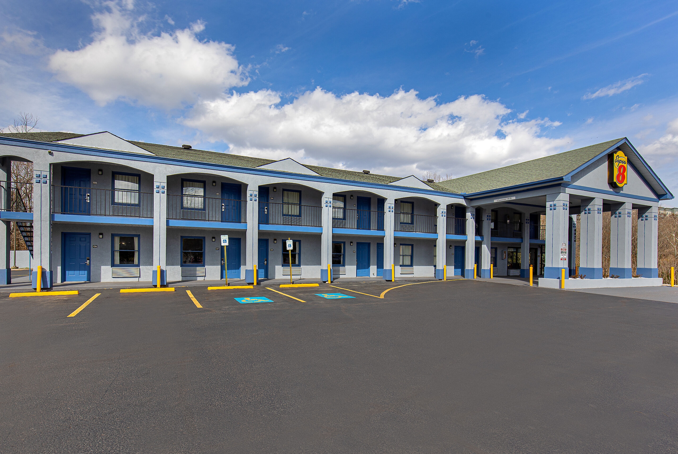 Exterior Day Image of Super 8 by Wyndham Nashville West hotel in Nashville, Tennessee