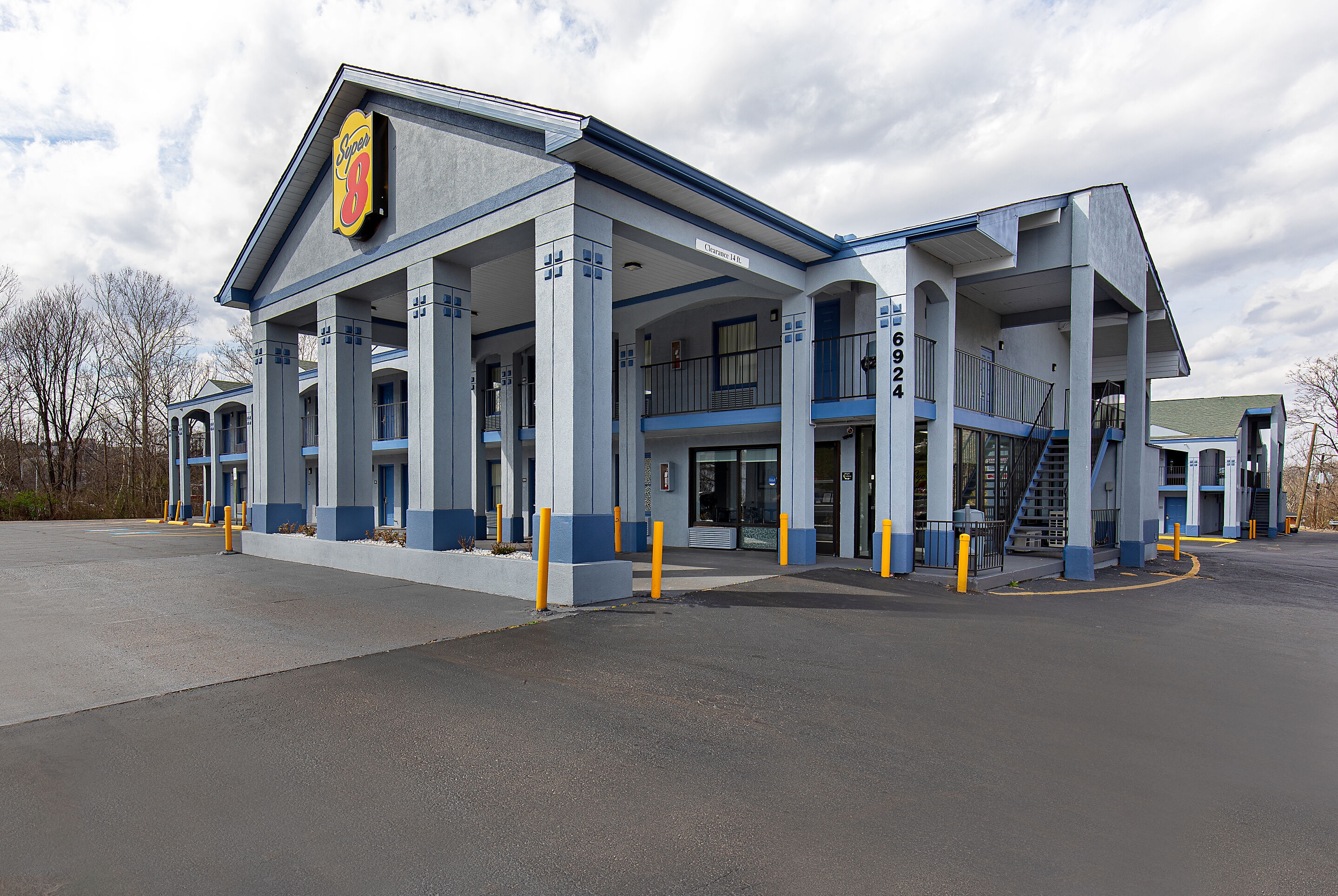 Exterior Day Image of Super 8 by Wyndham Nashville West hotel in Nashville, Tennessee