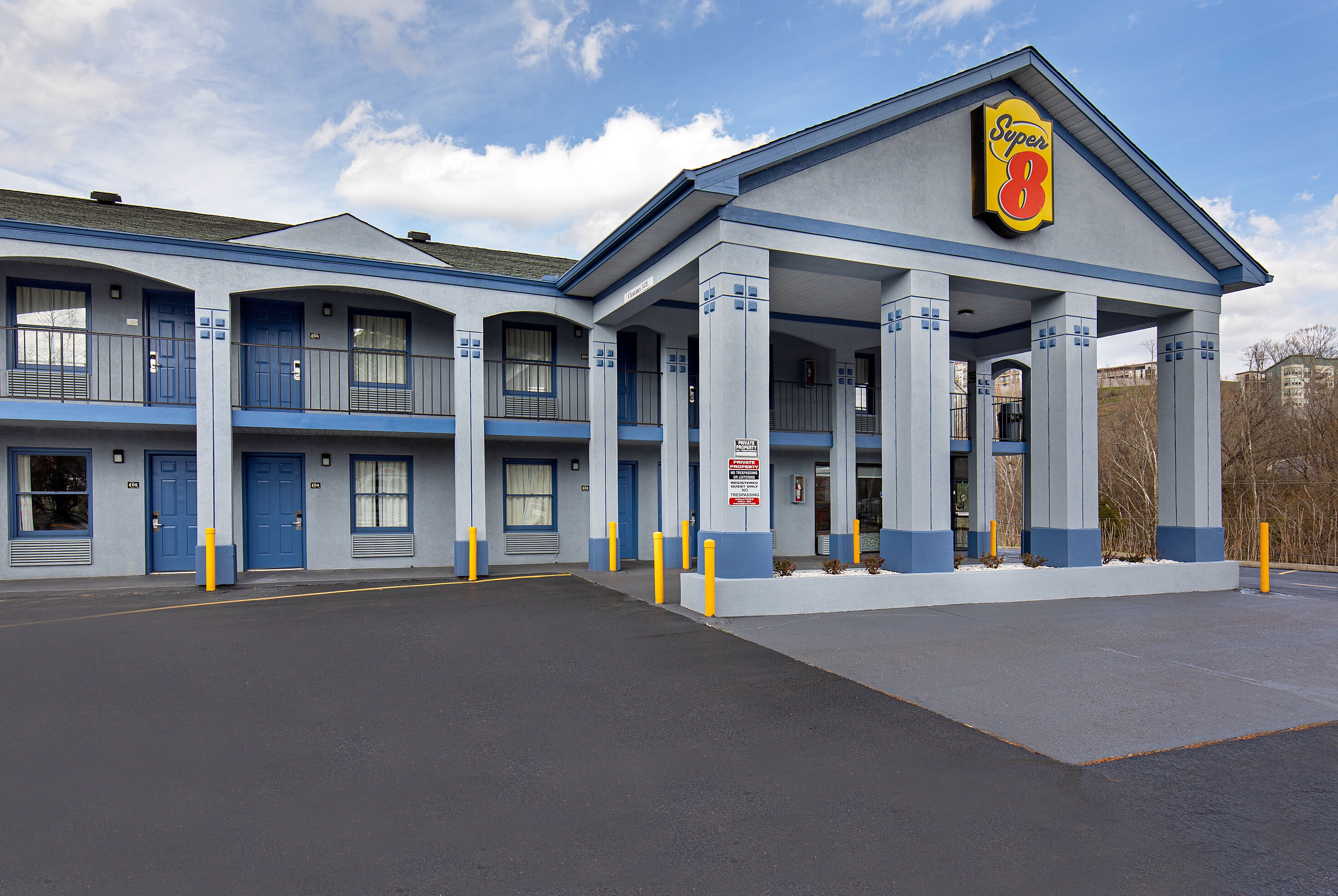 Exterior Day Image of Super 8 by Wyndham Nashville West hotel in Nashville, Tennessee