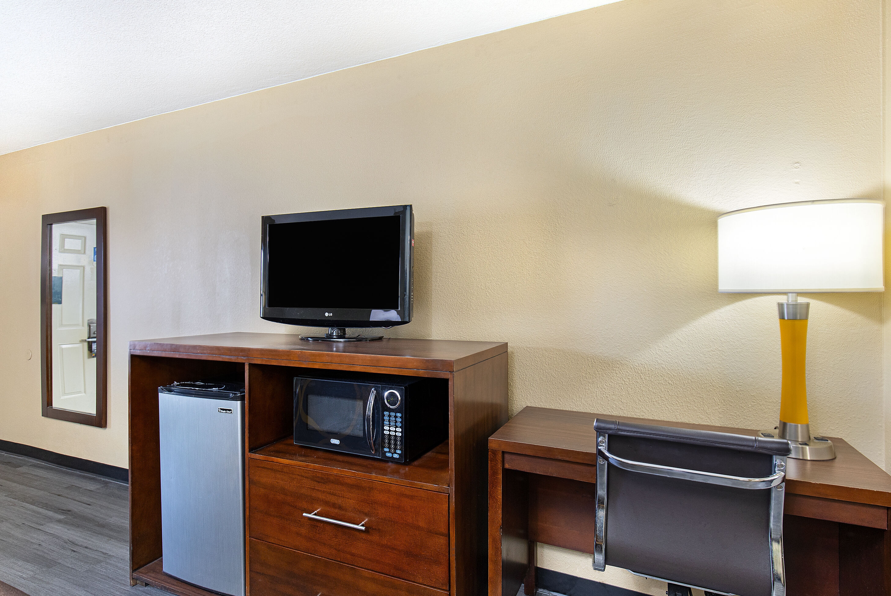 King bed guest room at the Super 8 by Wyndham Nashville West in Nashville, Tennessee