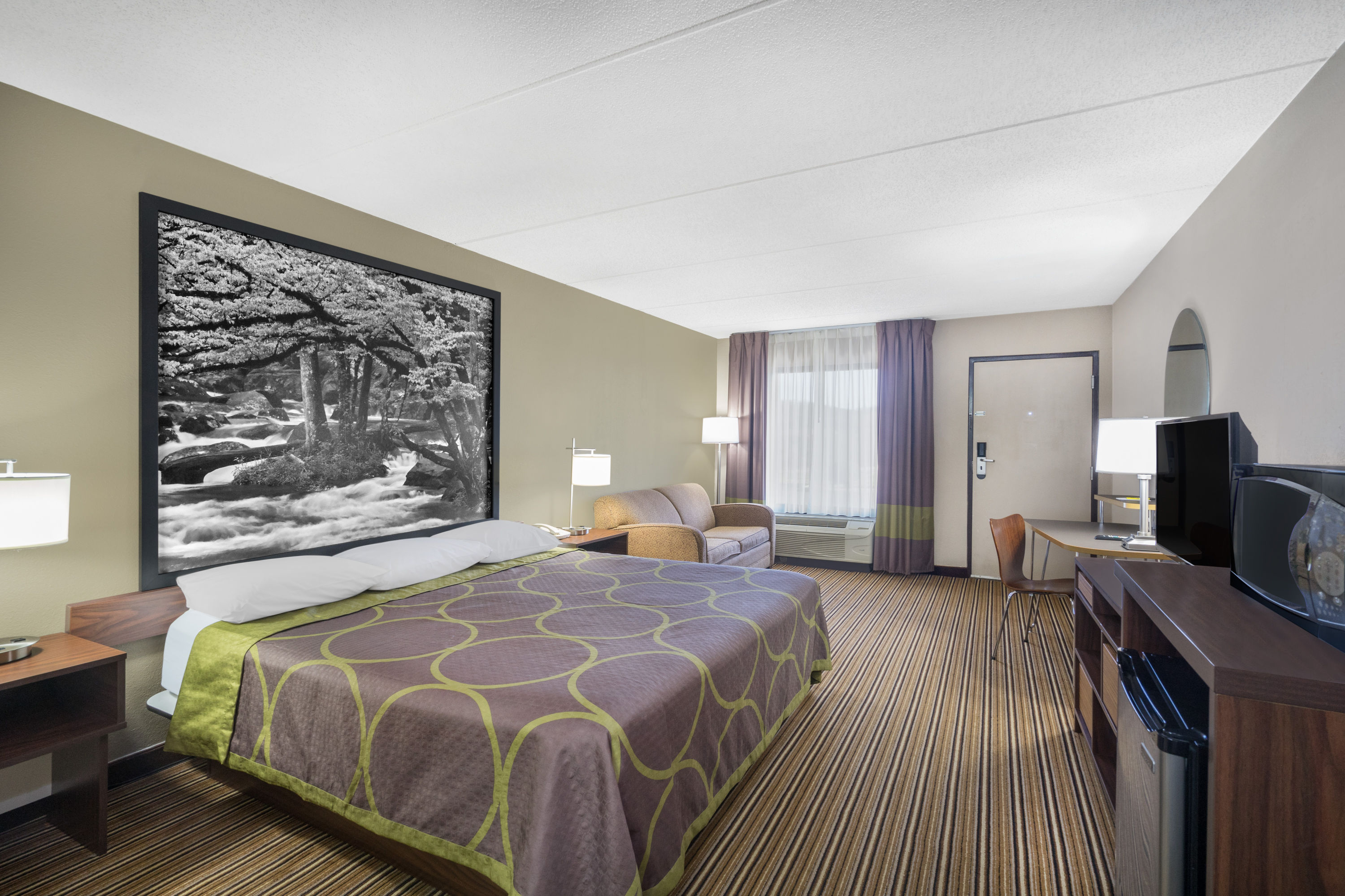 Super 8 by Wyndham Knoxville North/Powell suite in Powell, Tennessee