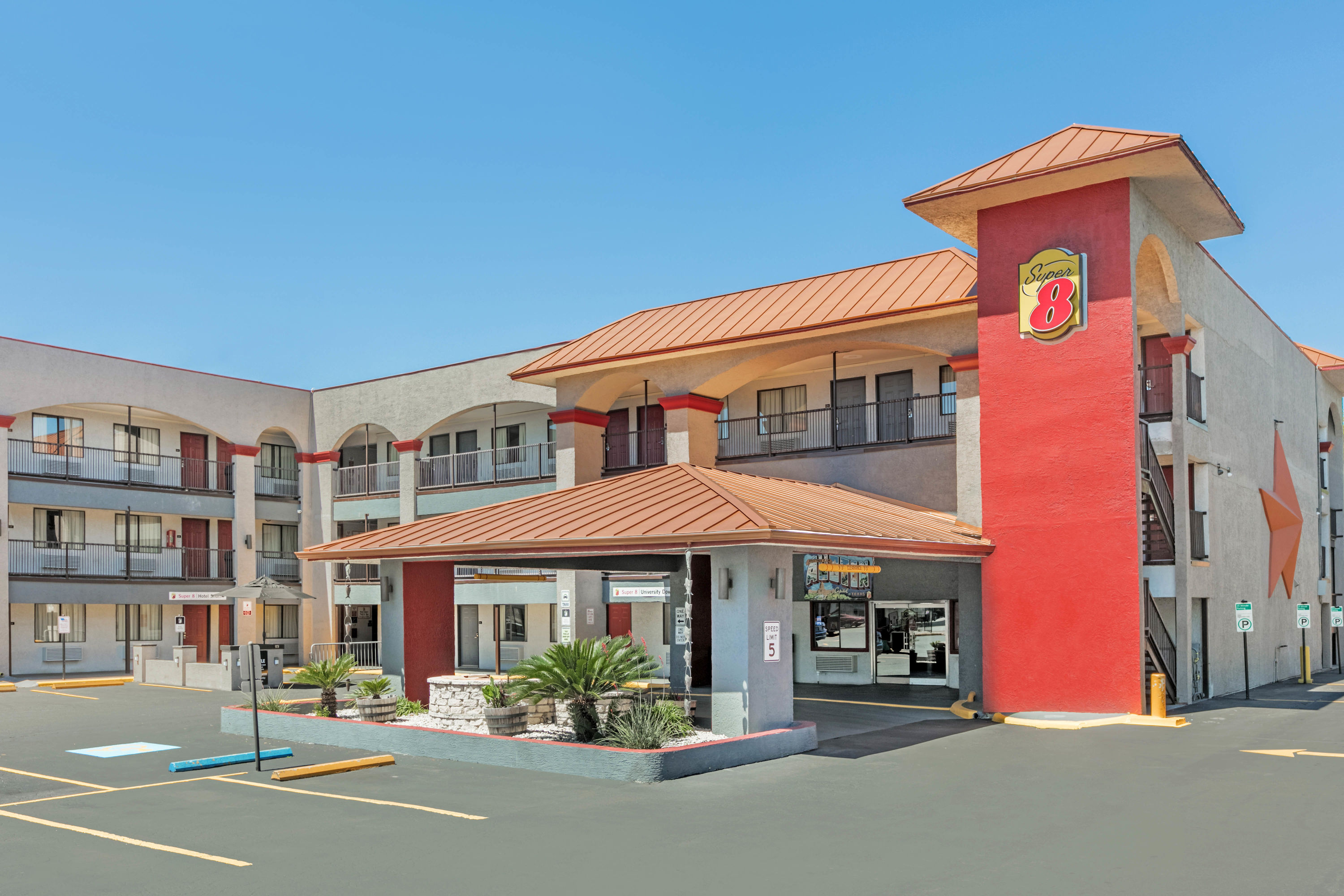 Exterior Day Image of Super 8 by Wyndham Austin University/Downtown Area hotel in Austin, Texas