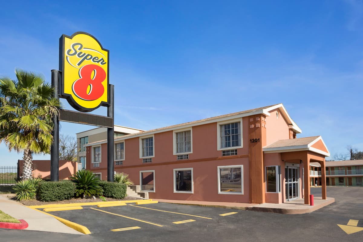 Super 8 By Wyndham Austin Downtown Capitol Area Hotels Tx Exterior Of Super 8 By Wyndham Austin Downtown Capitol Area Hotel In Texas