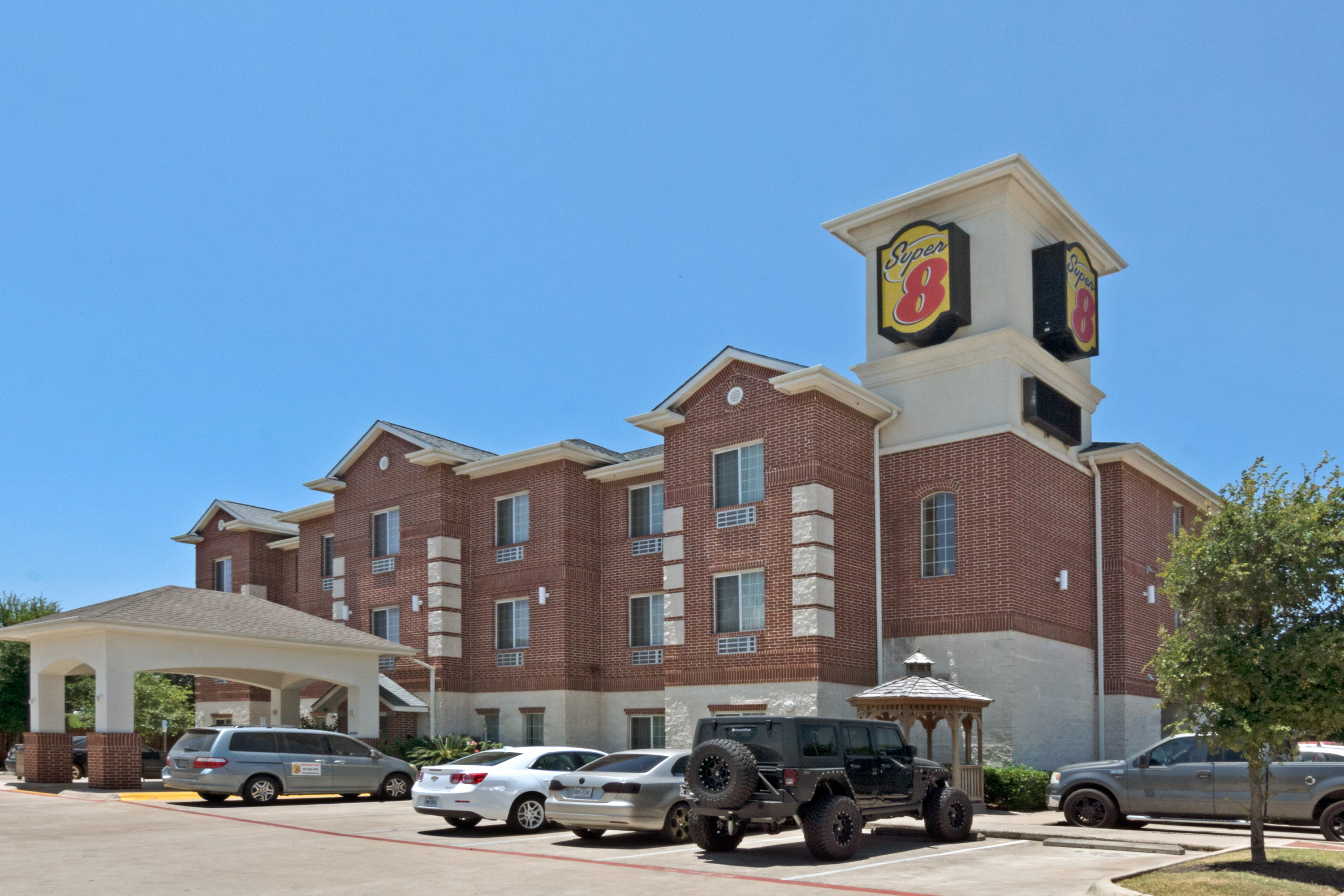 Exterior of Super 8 by Wyndham Austin/Airport South hotel in Austin, Texas