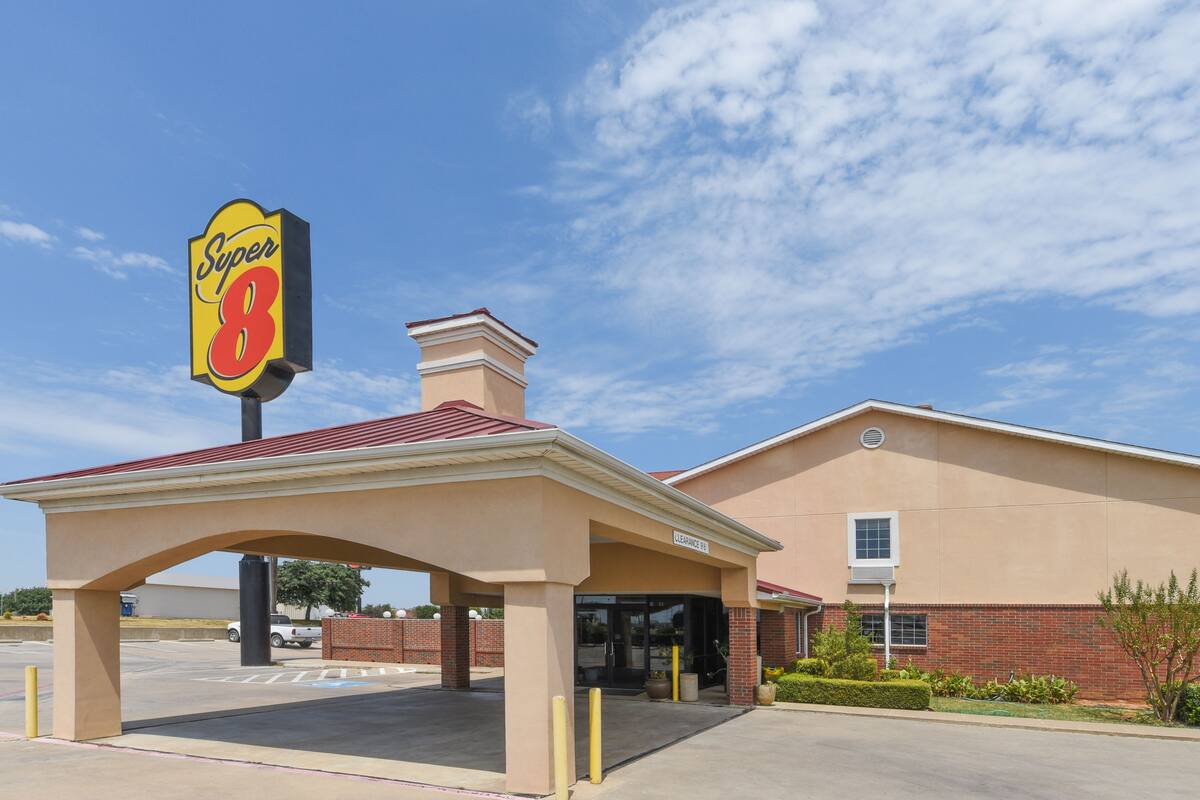 Super 8 Burleson Fort Worth Area Hotels Tx 76028 Exterior Of Super 8 Burleson Fort Worth Area Hotel In Texas