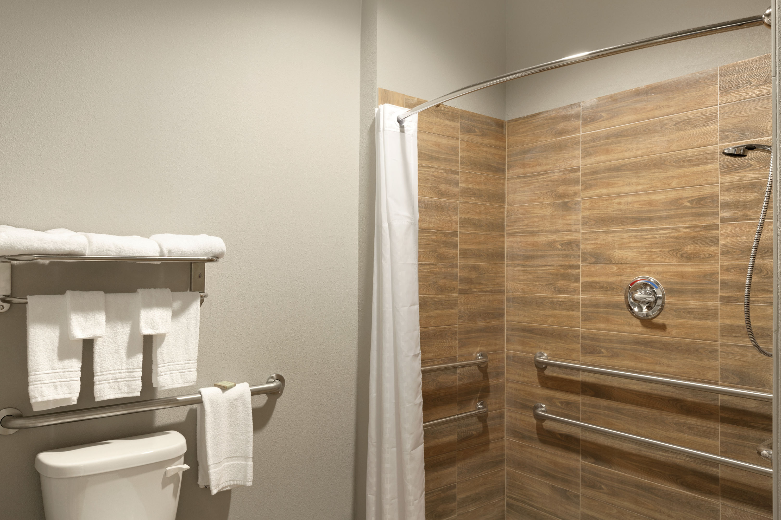 Guest room bath at the Super 8 by Wyndham Carrizo Springs in Carrizo Springs, Texas