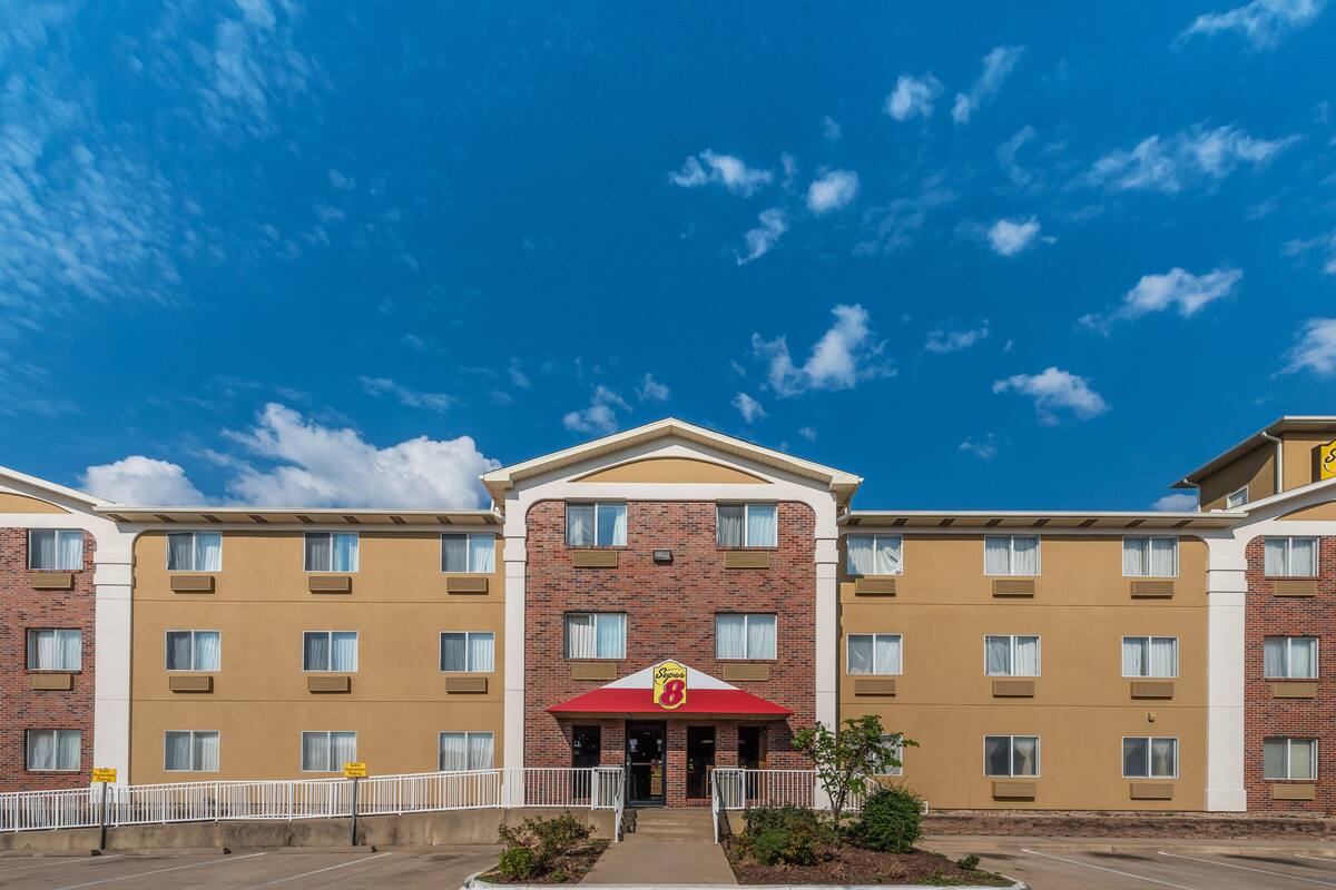 Super 8 By Wyndham Denton Hotels Tx 76205 Exterior Of Super 8 By Wyndham Denton Hotel In Texas