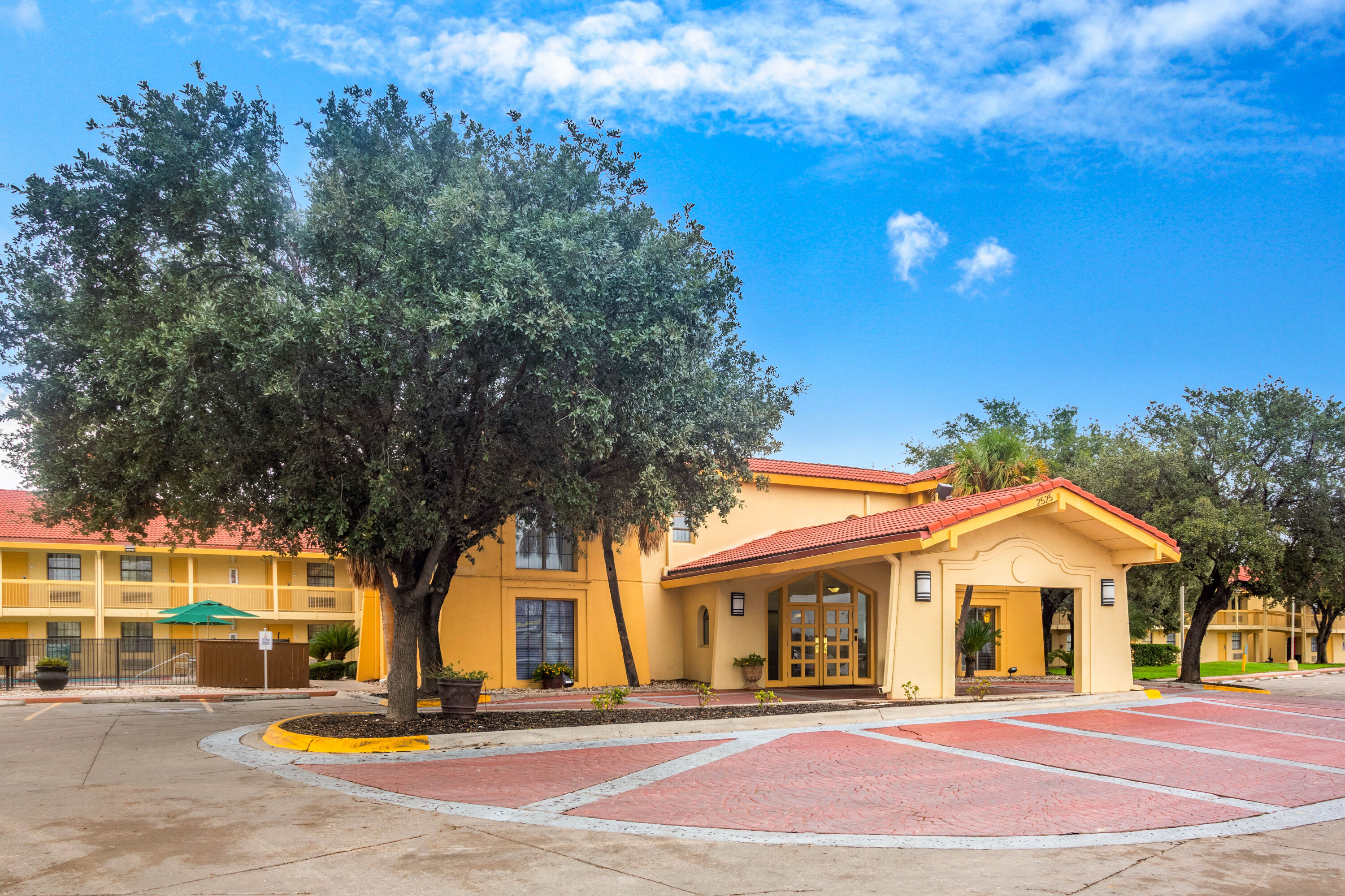 Exterior Day Image of Super 8 by Wyndham Eagle Pass hotel in Eagle Pass, Texas