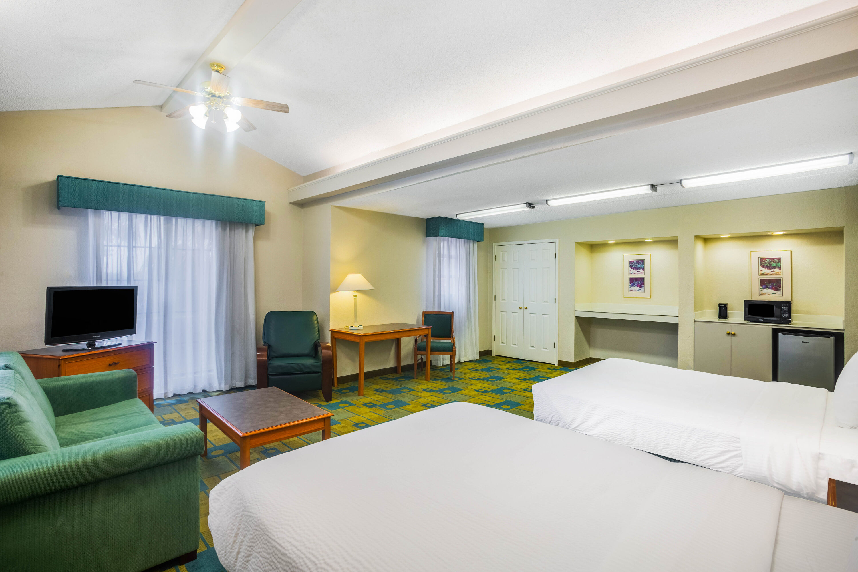 Super 8 by Wyndham Eagle Pass suite in Eagle Pass, Texas