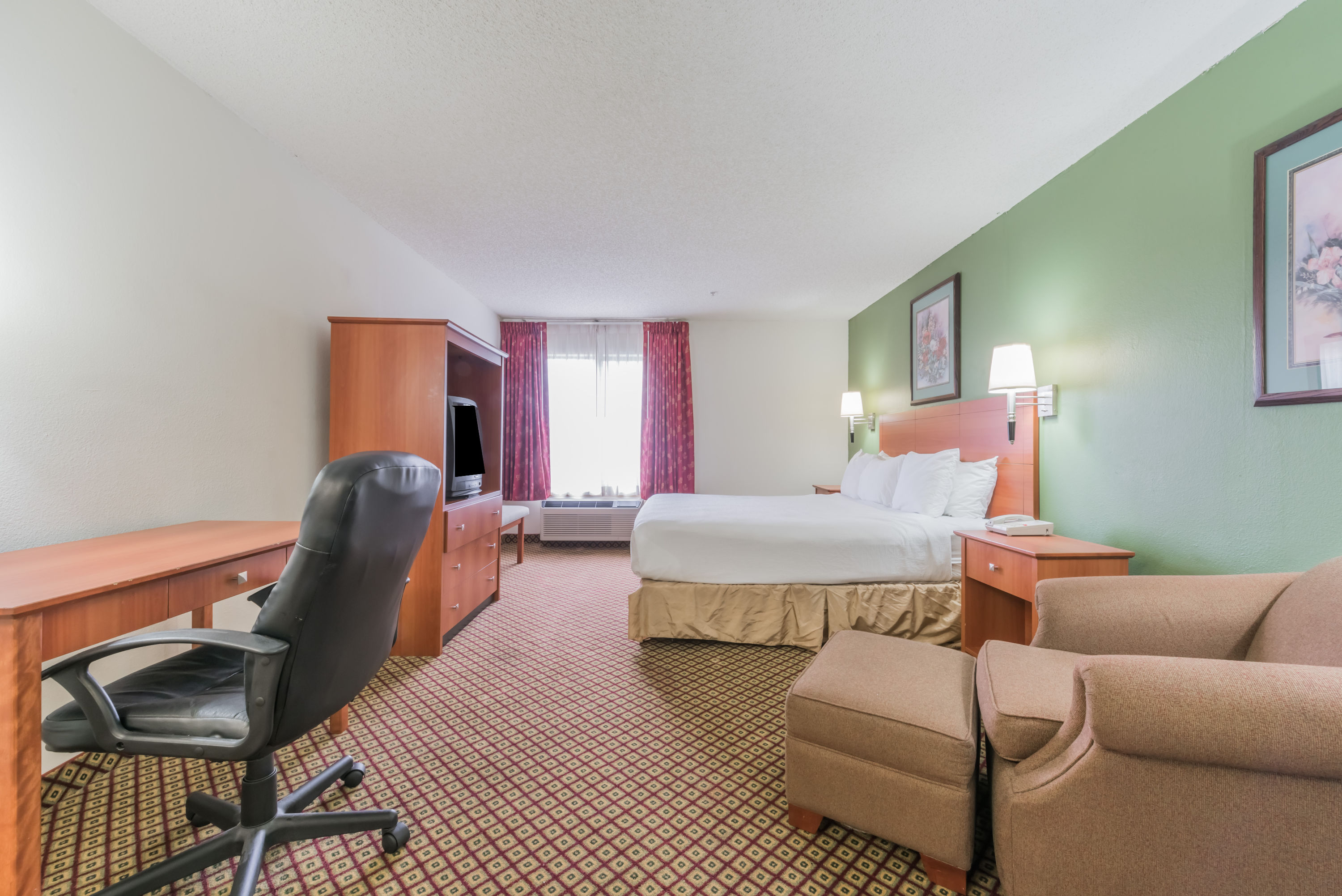 Super 8 by Wyndham Fort Worth Downtown South suite in Fort Worth, Texas