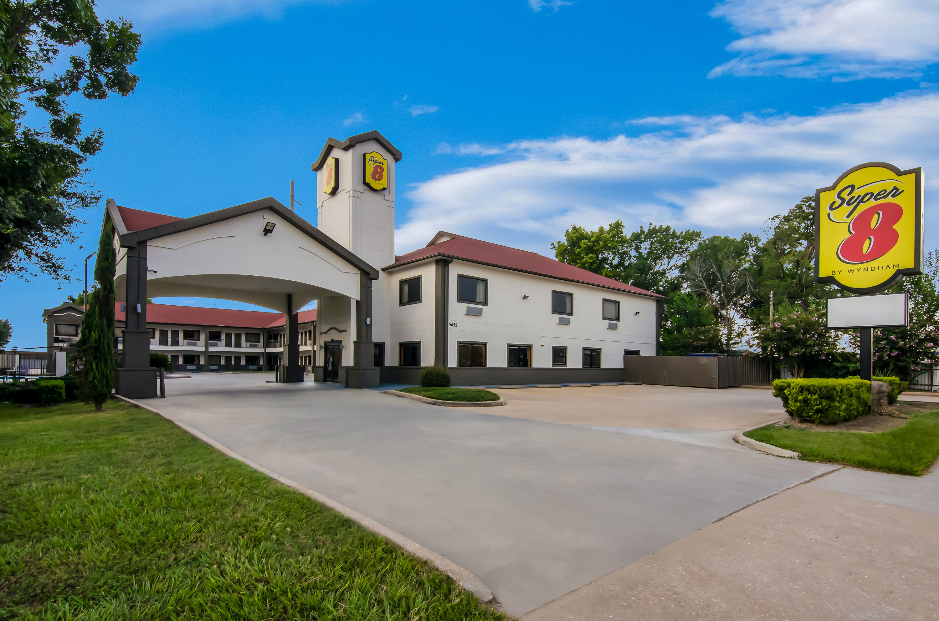 Exterior Day Image of Super 8 by Wyndham Houston/Brookhollow NW hotel in Houston, Texas